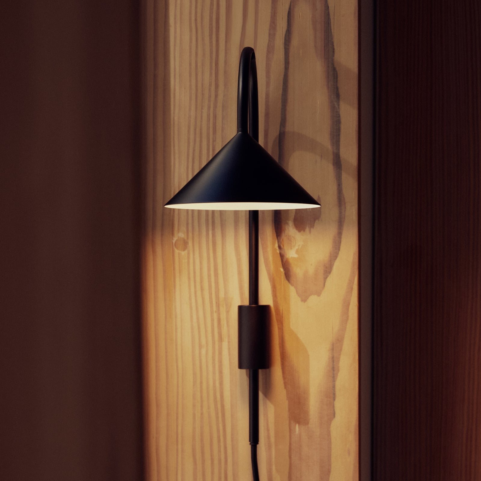 FRANDSEN sienas lampa „Grasp“, matēti melna, 40 cm, ar spraudni