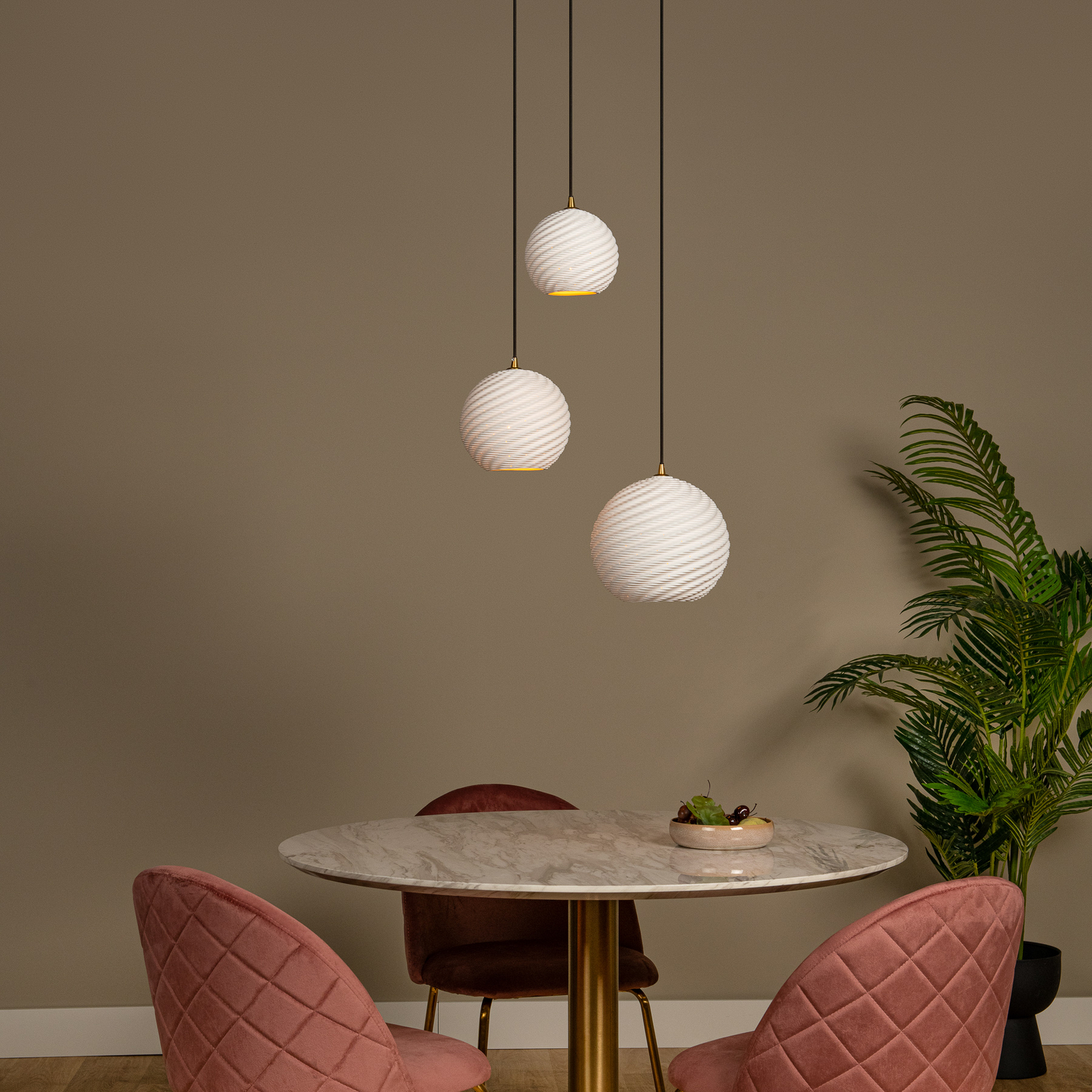 Pendellampe Bina, Länge 45 cm weiß/schwarz, Porzellan 3-flg.