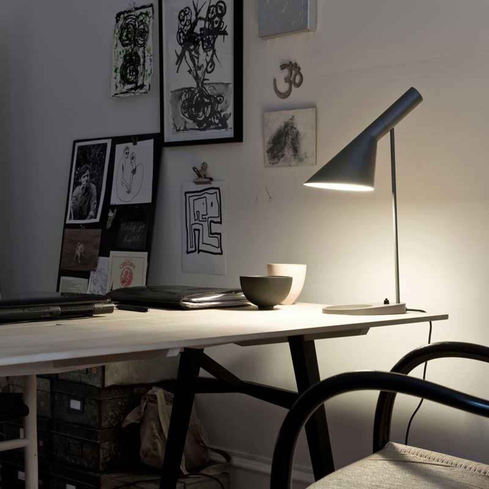 Louis Poulsen AJ - designer tafellamp, donkergrijs