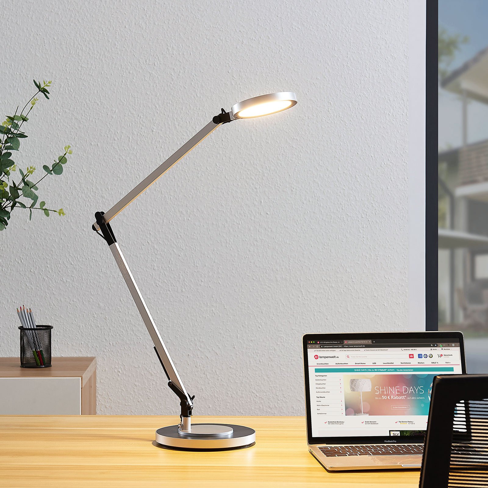 Lámpara de mesa LED Rilana con atenuador, plateada