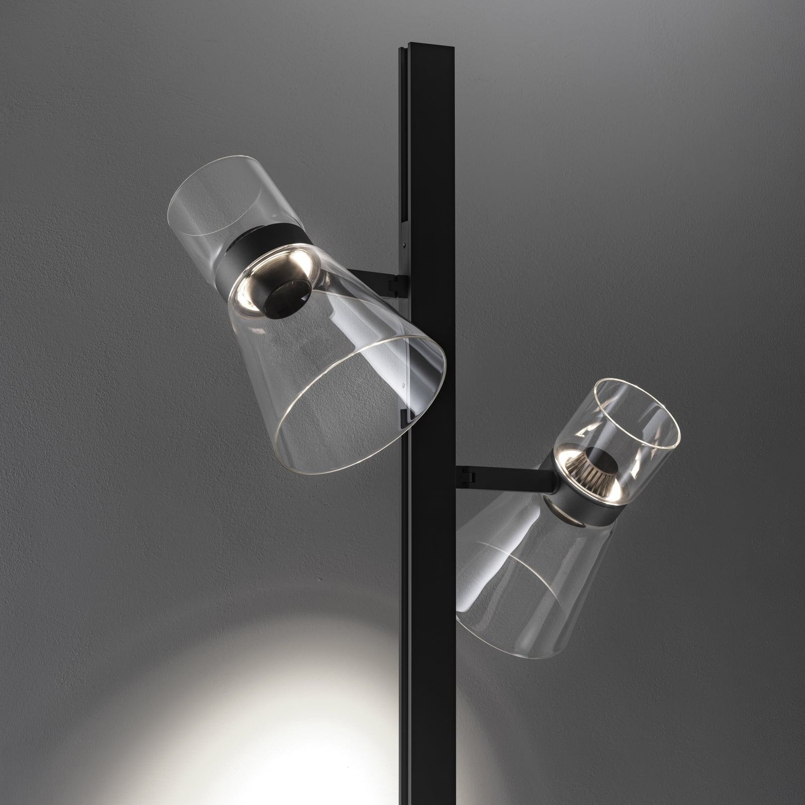Lampada LED da pavimento Nocturne F2 Cone, nera, a 2 luci, 206 cm - FLOS Lampada LED da pavimento Nocturne F2 Cone, nera, a 2 luci, 206 cm - FLOS