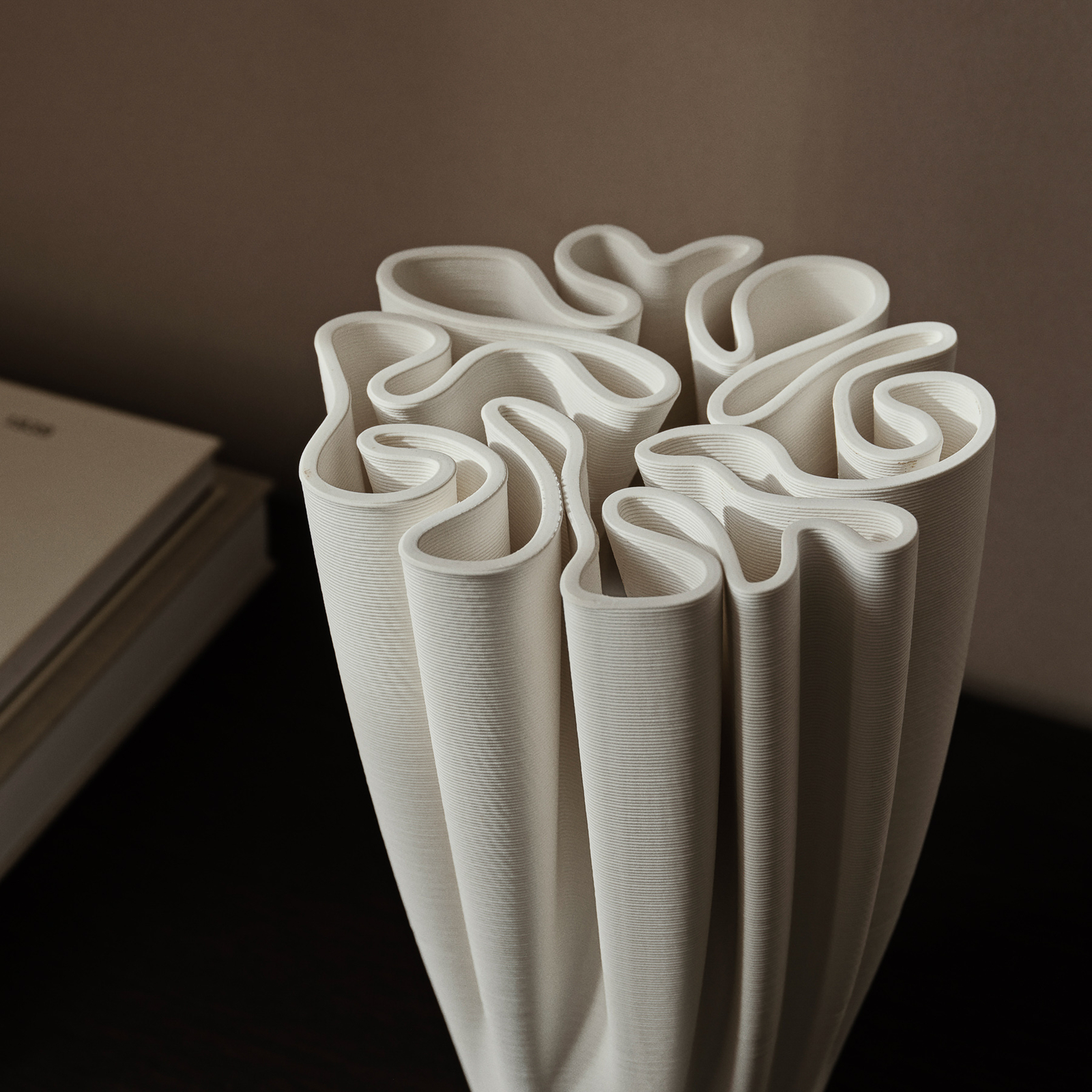 ferm LIVING Vase Dedali, blanc, hauteur 25,5 cm, céramique