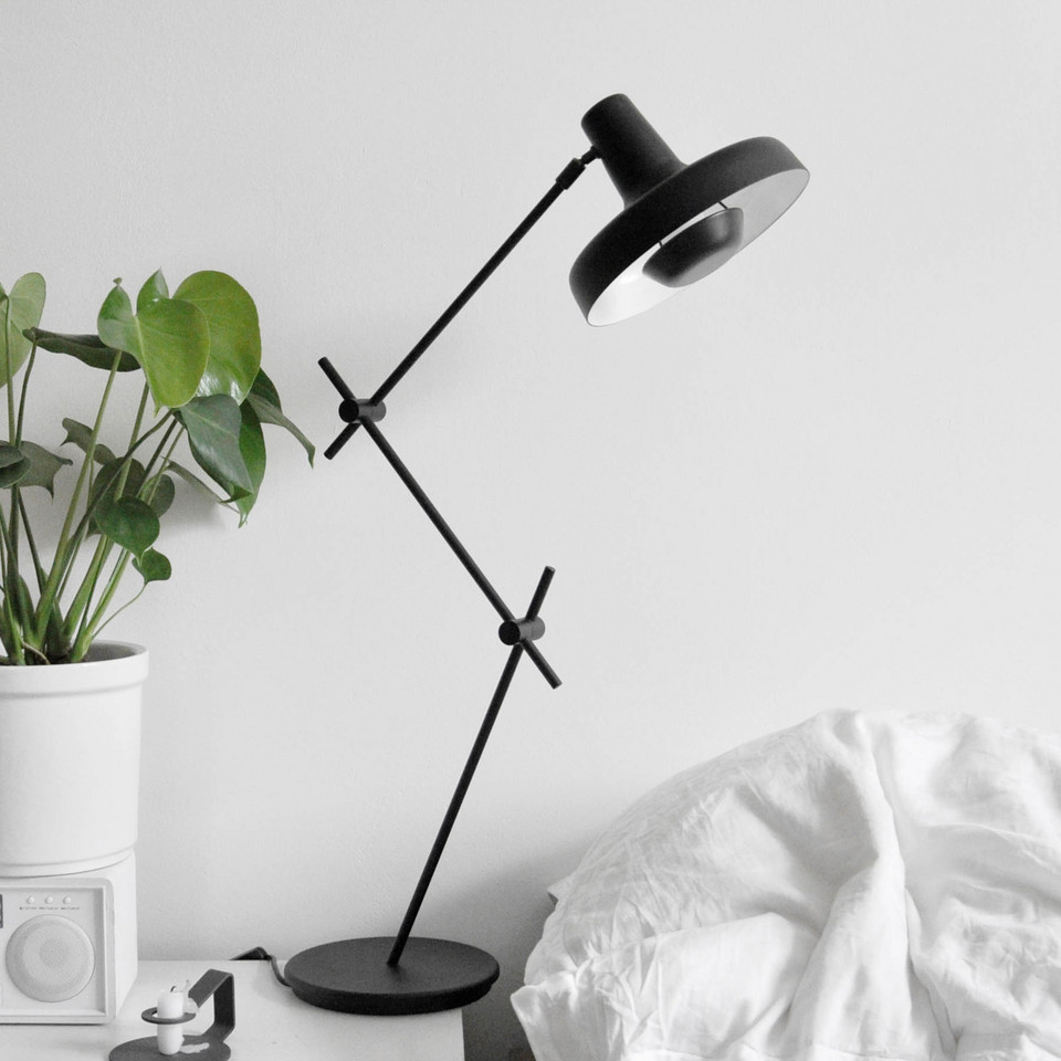Grupa Arigato Bordslampa, svart från Grupa
