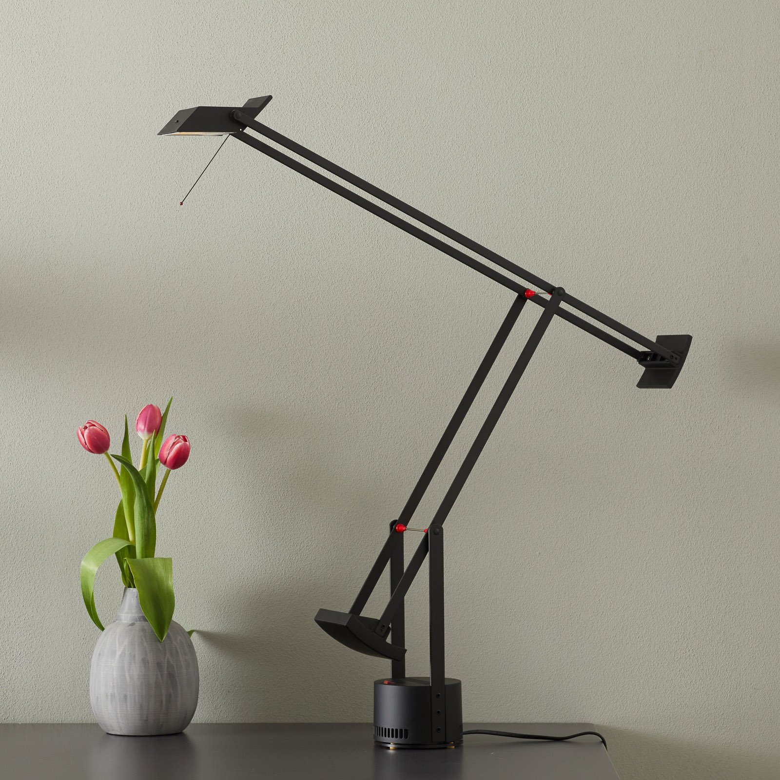 Innovativ designer-bordslampa Tizio