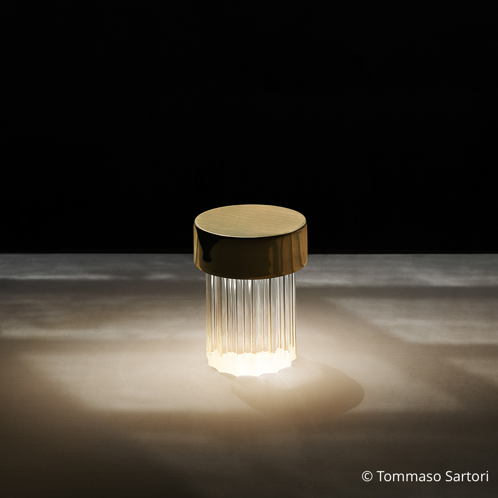FLOS LED-Akkutischleuchte Last Order, geriffelt, Glas, IP20