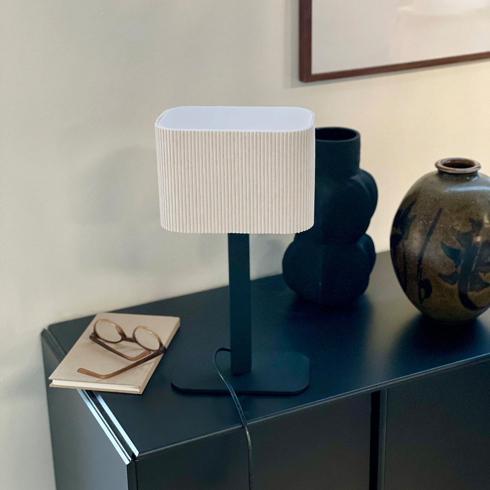 Candeeiro de mesa Dyberg Larsen Calix, branco natural, altura 39 cm