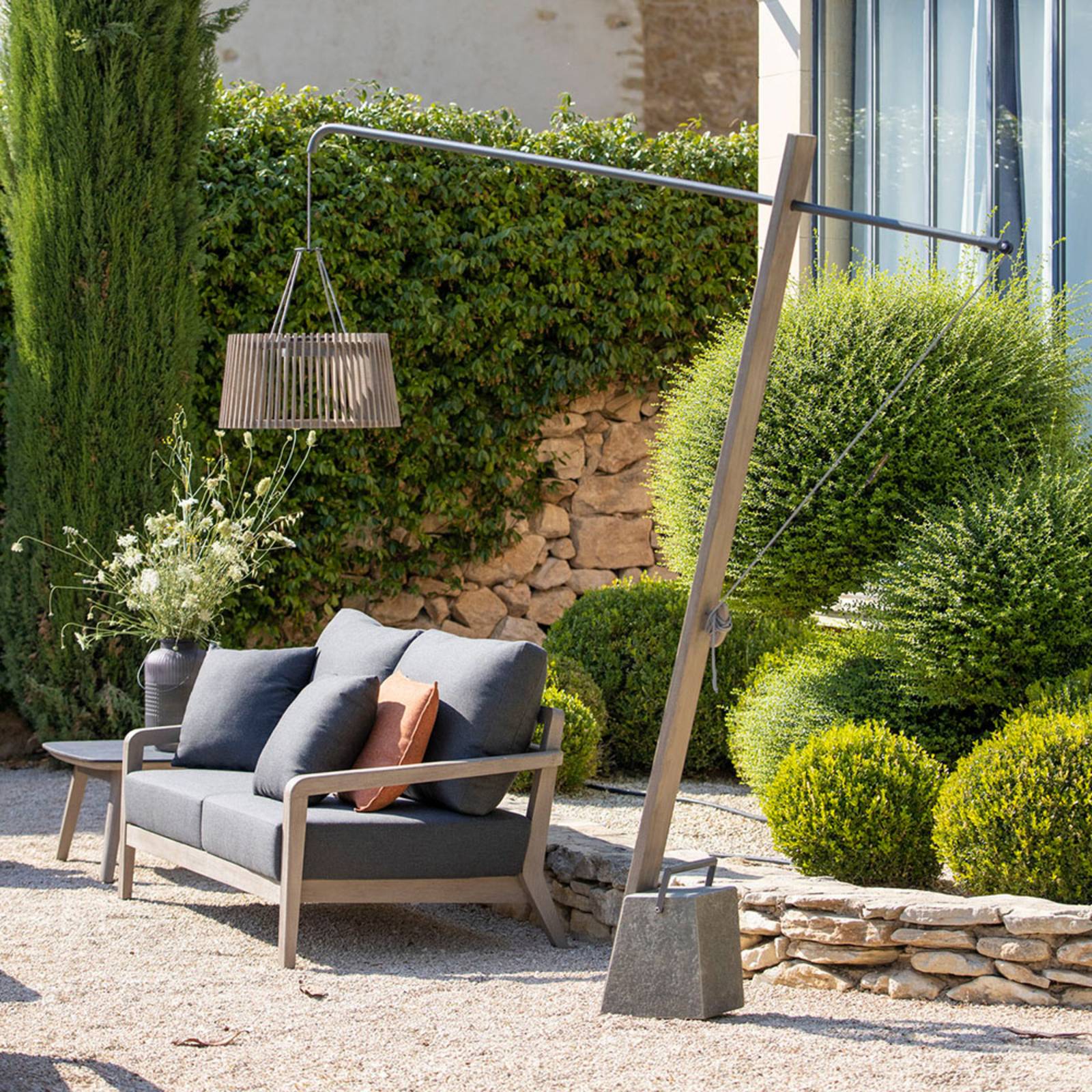 Les Jardins Lampadaire solaire LED Skaal pied pierre de lave