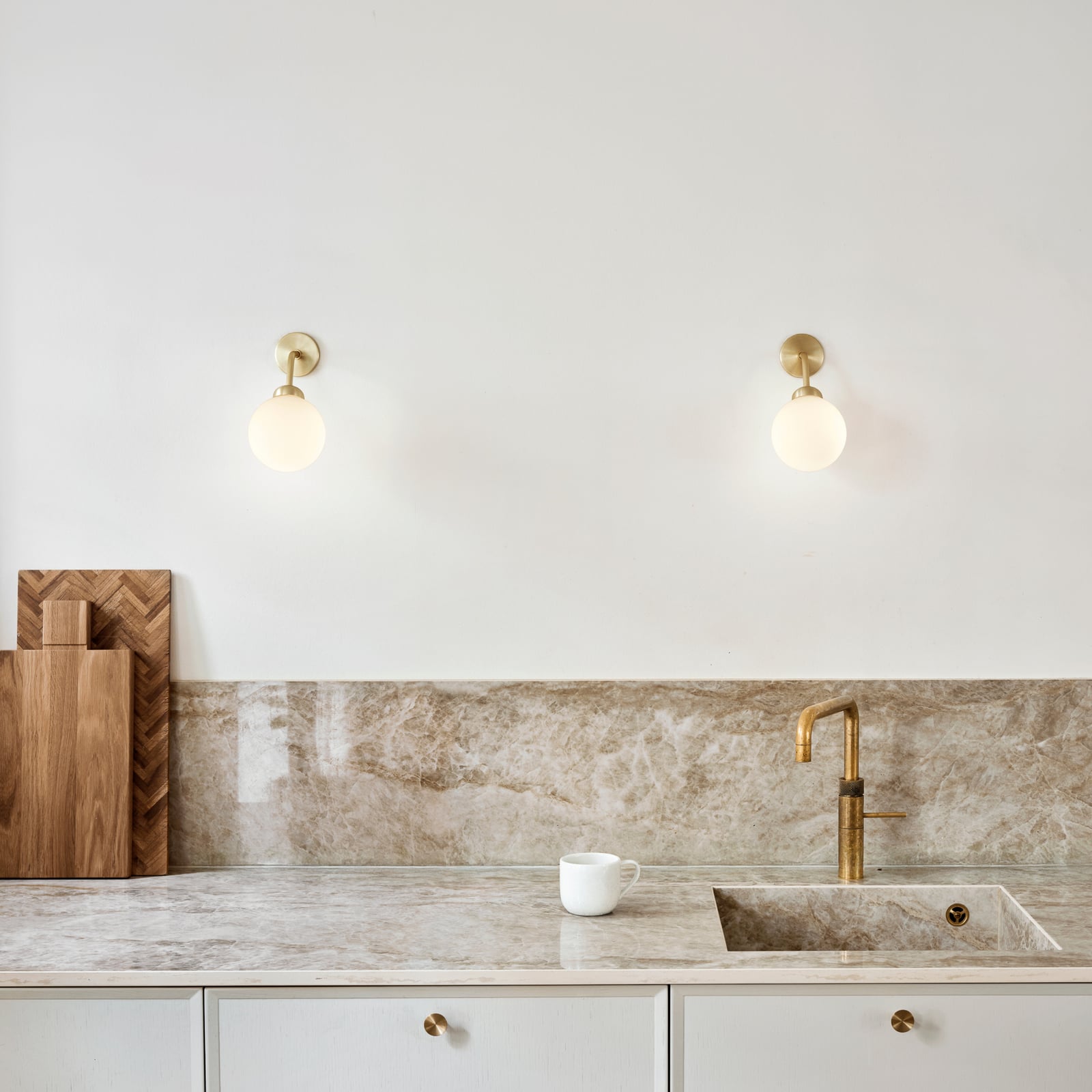 Nuura vägglampa Apiales fast ansluten 22 cm, mässing/opal