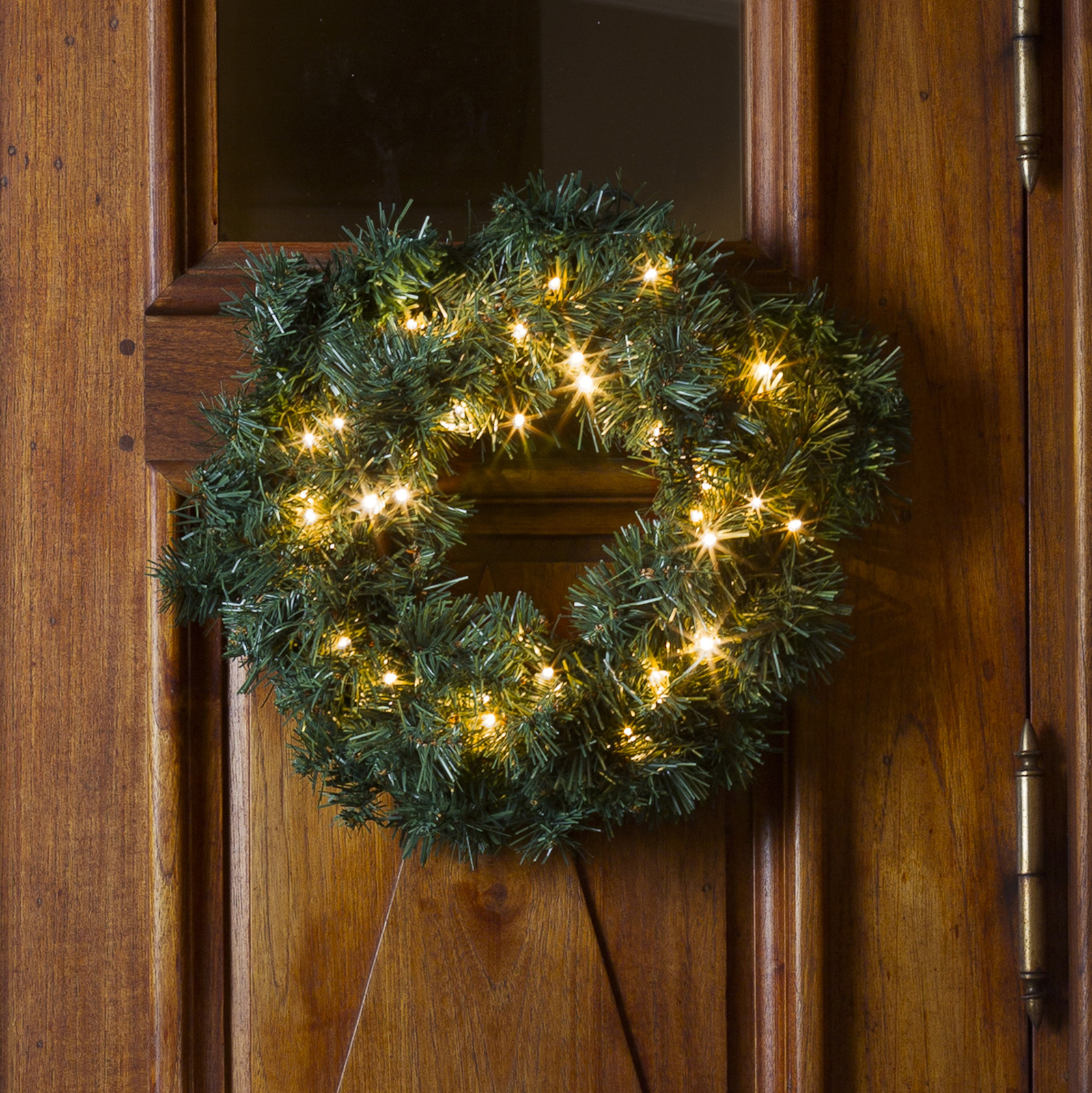 For outdoors - LED spruce wreath with light sensor