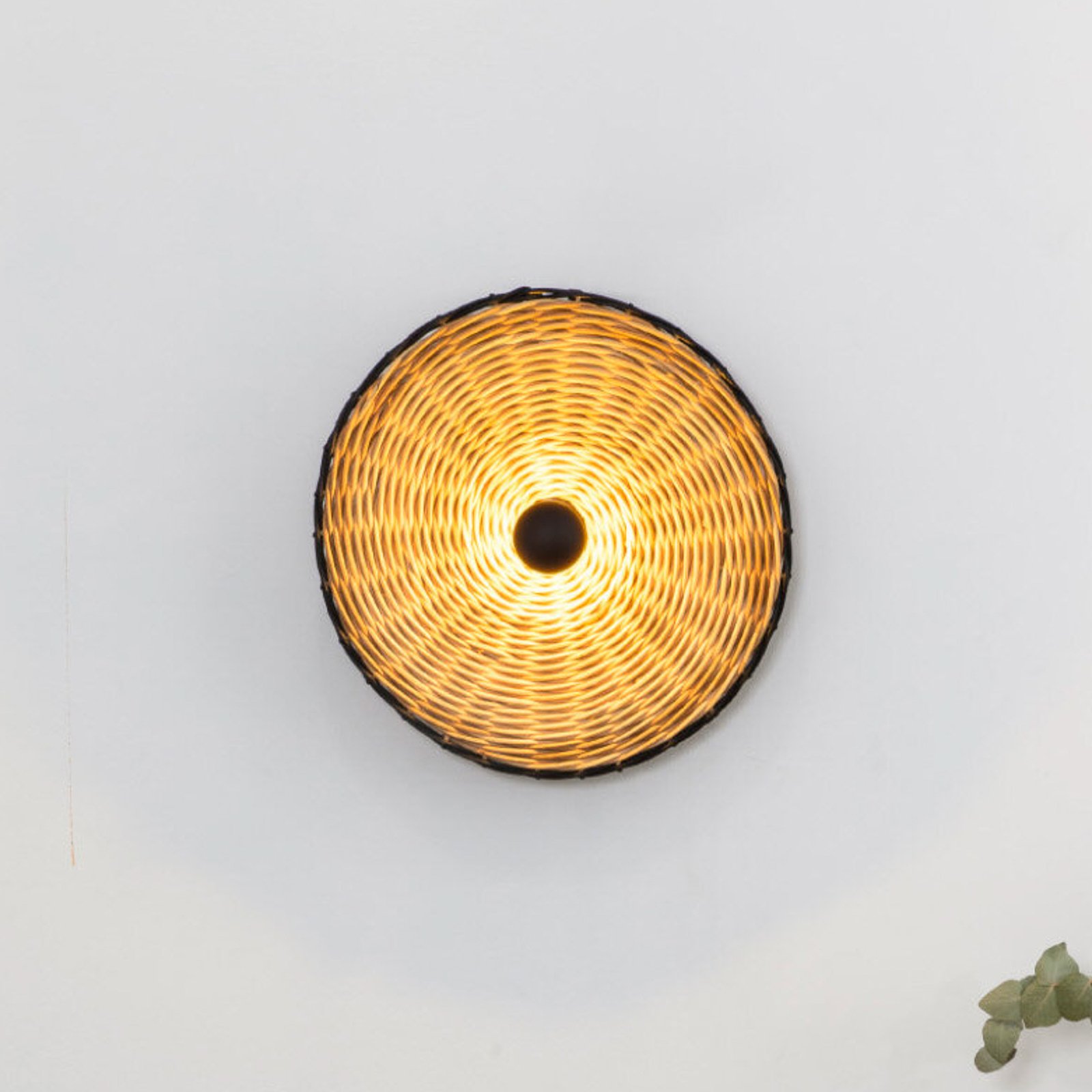 Costas wall light, black/light wood, rattan, Ø 40 cm