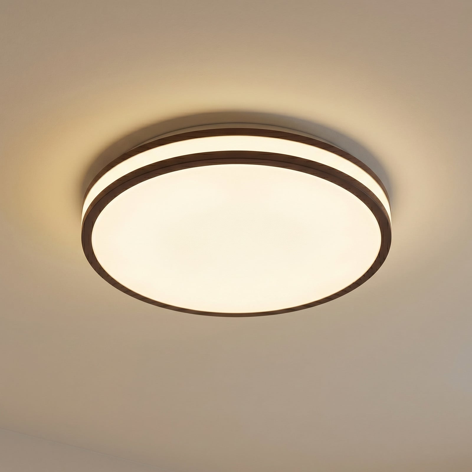 Emiva LED-taklampa, m&ouml;rkt tr&auml;, CCT, &Oslash; 40 cm &ndash; Lindby - Vardagsrum - Modern - Med en ljusk&auml;lla
