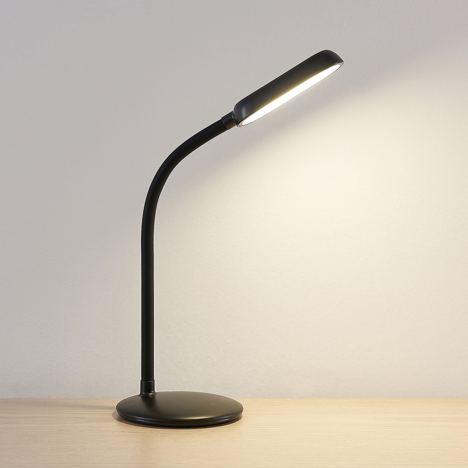Prios Opira -LED-pöytälamppu, portaaton himmennys