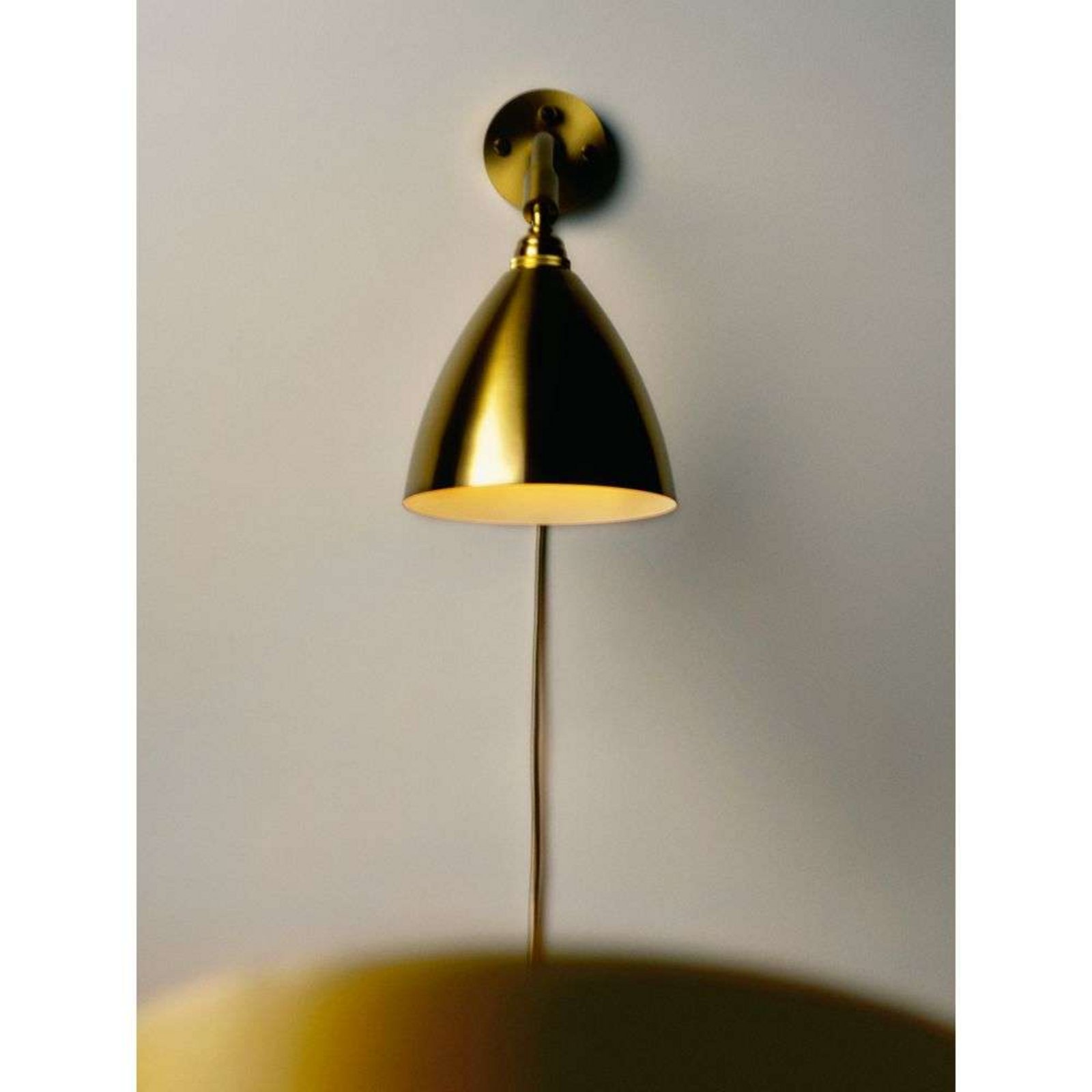 Bestlite BL7 Wall Lamp Ø16 Black Brass/Classic White - GUBI