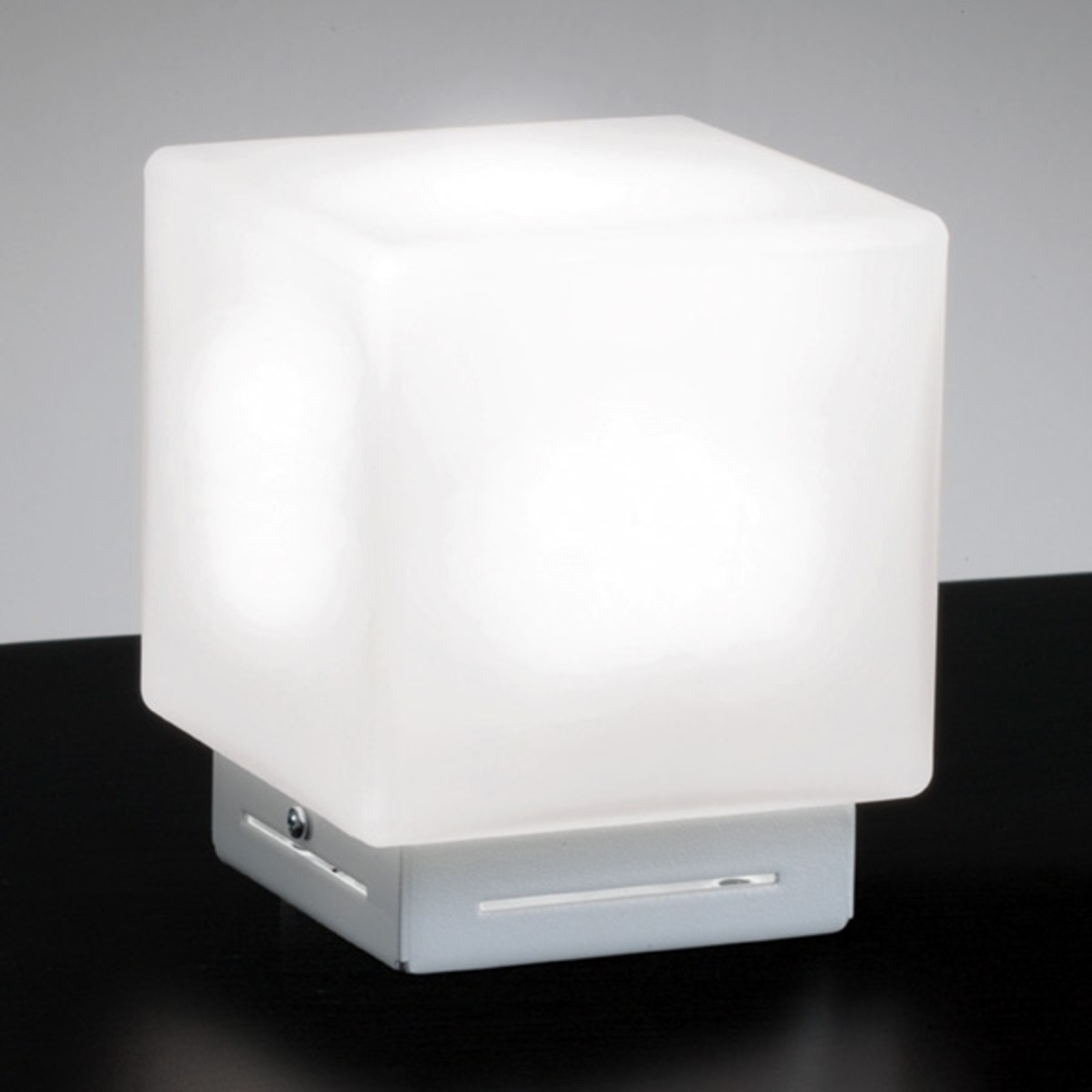 Cubis bordlampe i hvitt