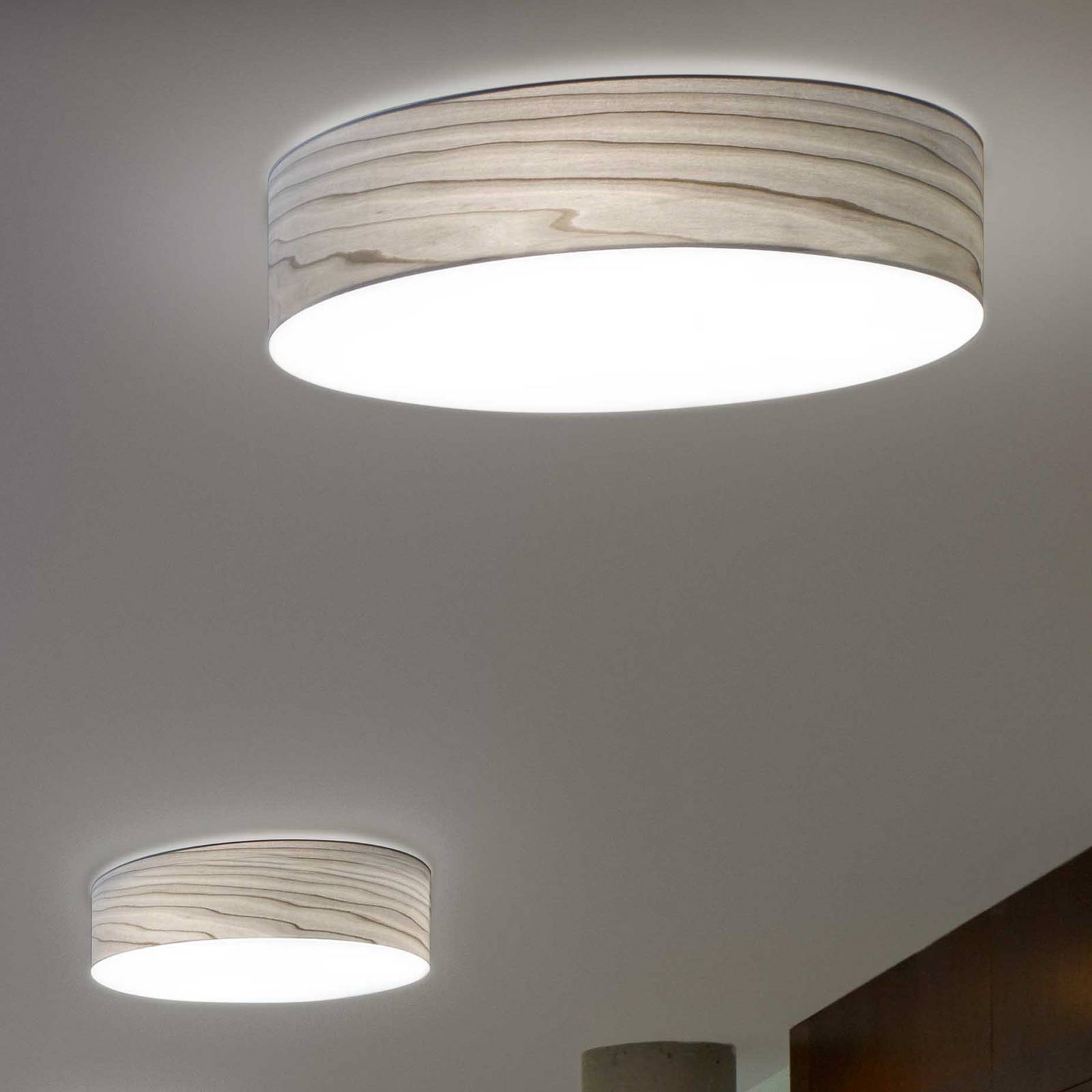 LZF LED-Wandlampe Gea, grau, Ø 42 cm, Holz günstig online kaufen