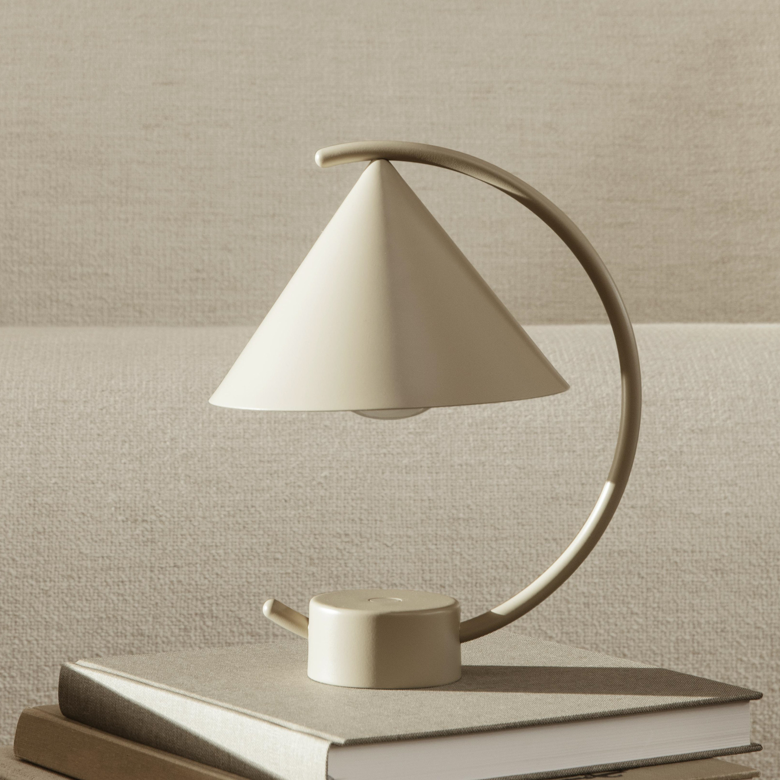 ferm LIVING LED-uppladdningsbar bordslampa Meridian, beige, dimbar