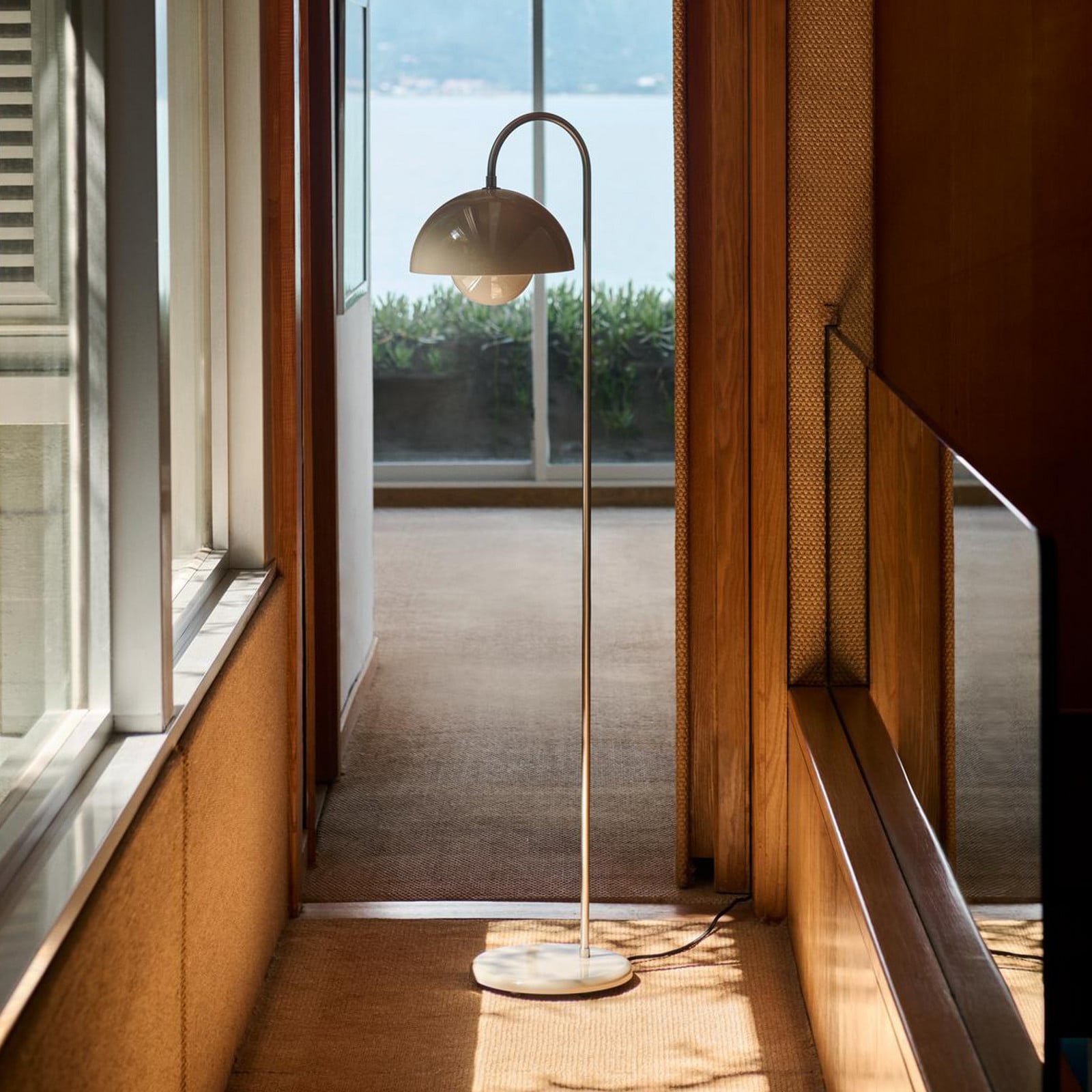 Flowerpot VP12 golvlampa, beige, h&ouml;jd 122 cm &Tradition - Vardagsrum - Design - Metall - Med lampsk&auml;rm