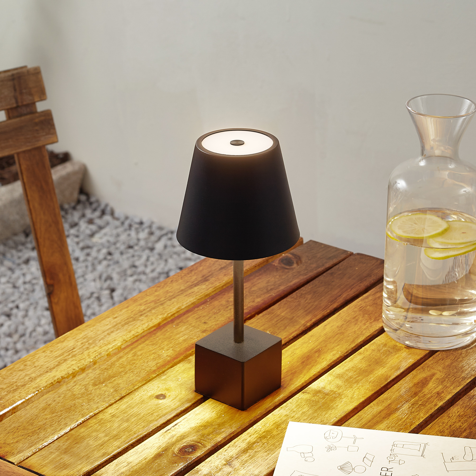 Lámpara de mesa Lindby LED recargable Janea, cubo, negra, metal