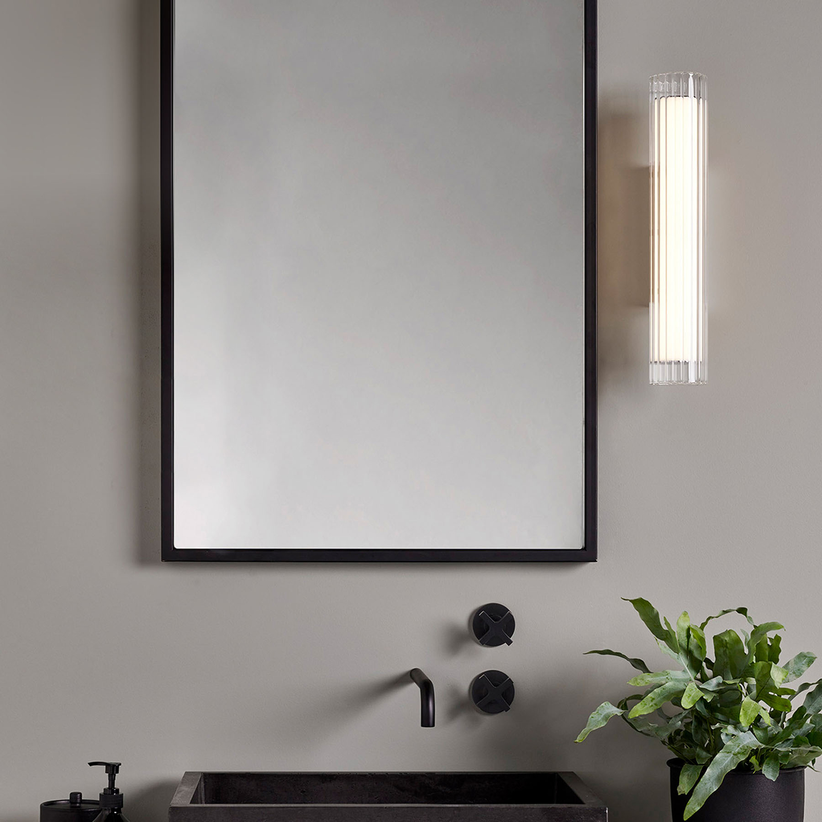 Astro io Wall LED-Wandlampe IP44 schwarz, 42 cm 