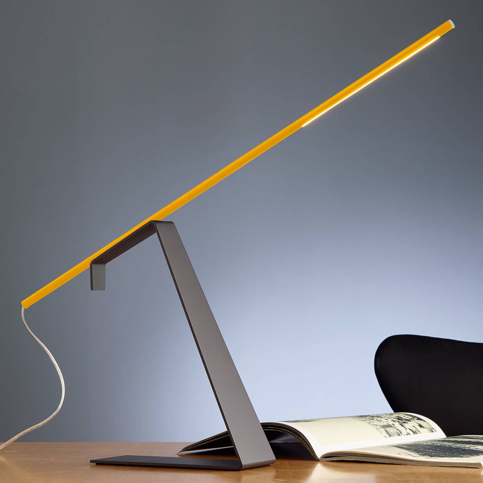 Lampe de bureau de designer jaune Jella avec LED