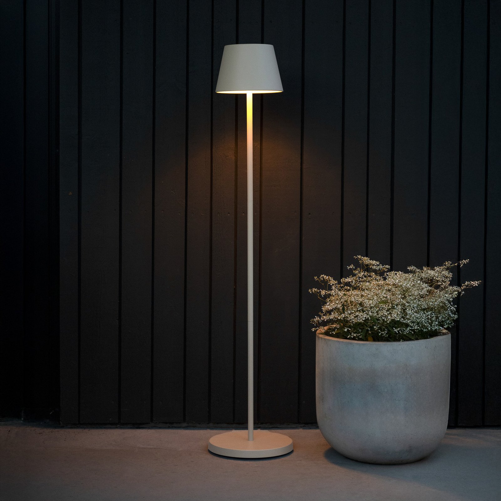 LED-Akku-Stehlampe Pomezia, sandfarben, 124 cm, IP54, USB