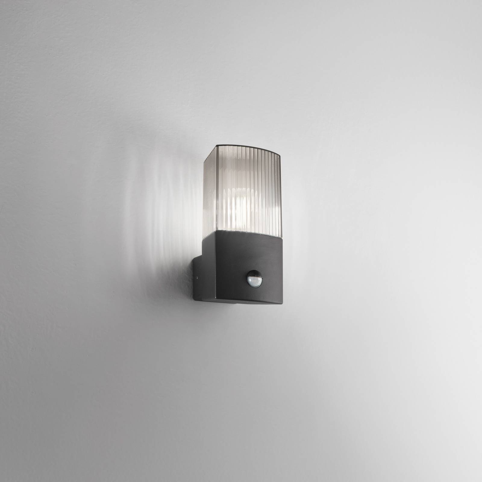 INTEC Utomhusvägglampa DARK, antracit/rökgrå, stål, sensor