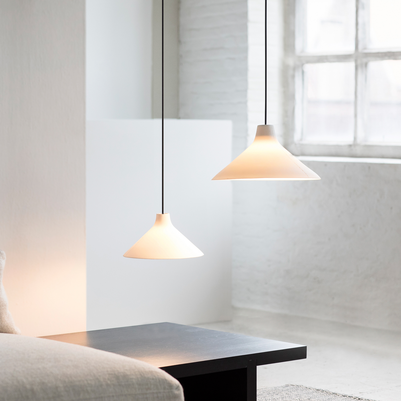 L BLACK-WHITE SEAM pendant light, porcelain, E27 - Serax