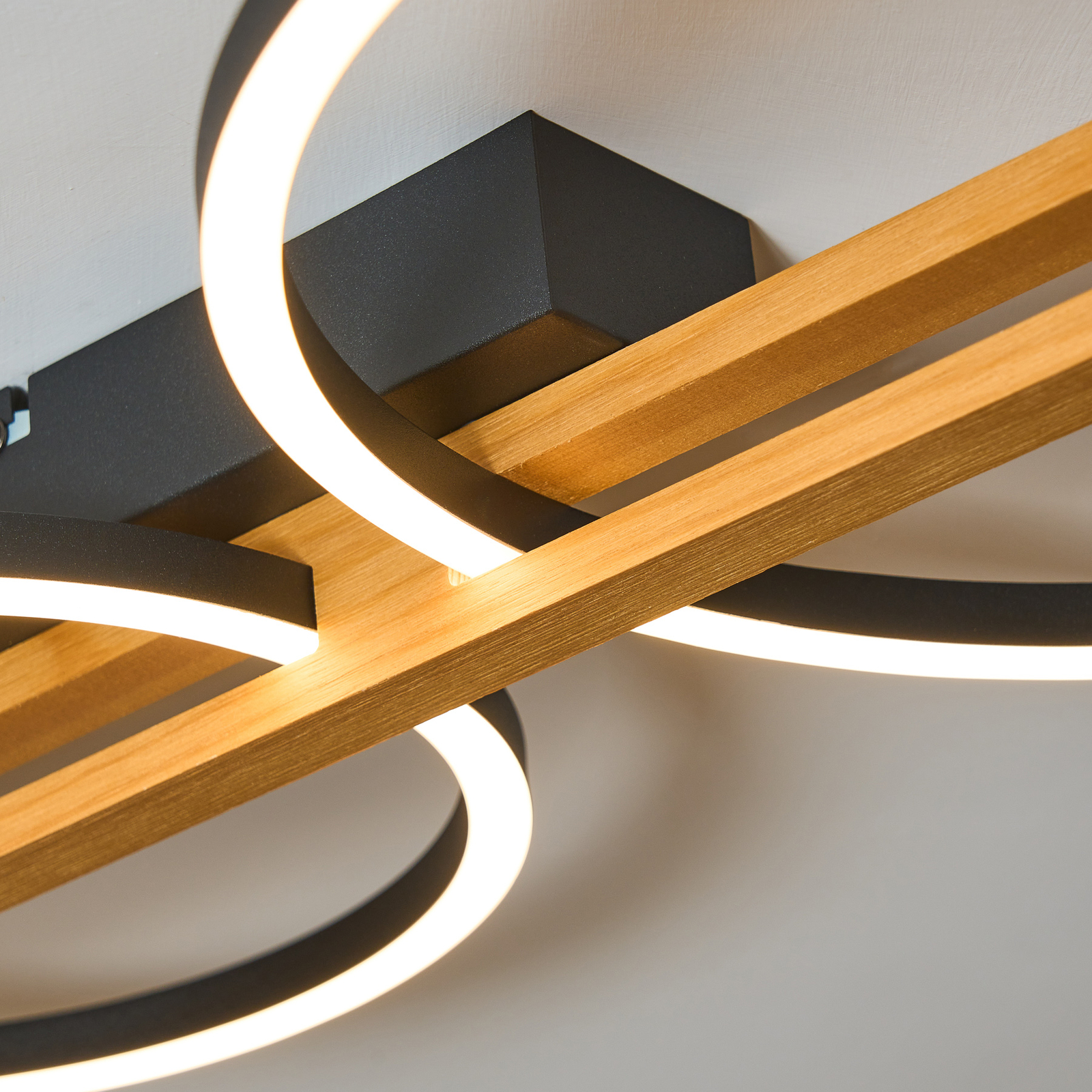 Lampa sufitowa LED Tovak, sosna, długość 114,8 cm, 3-punktowa, drewno