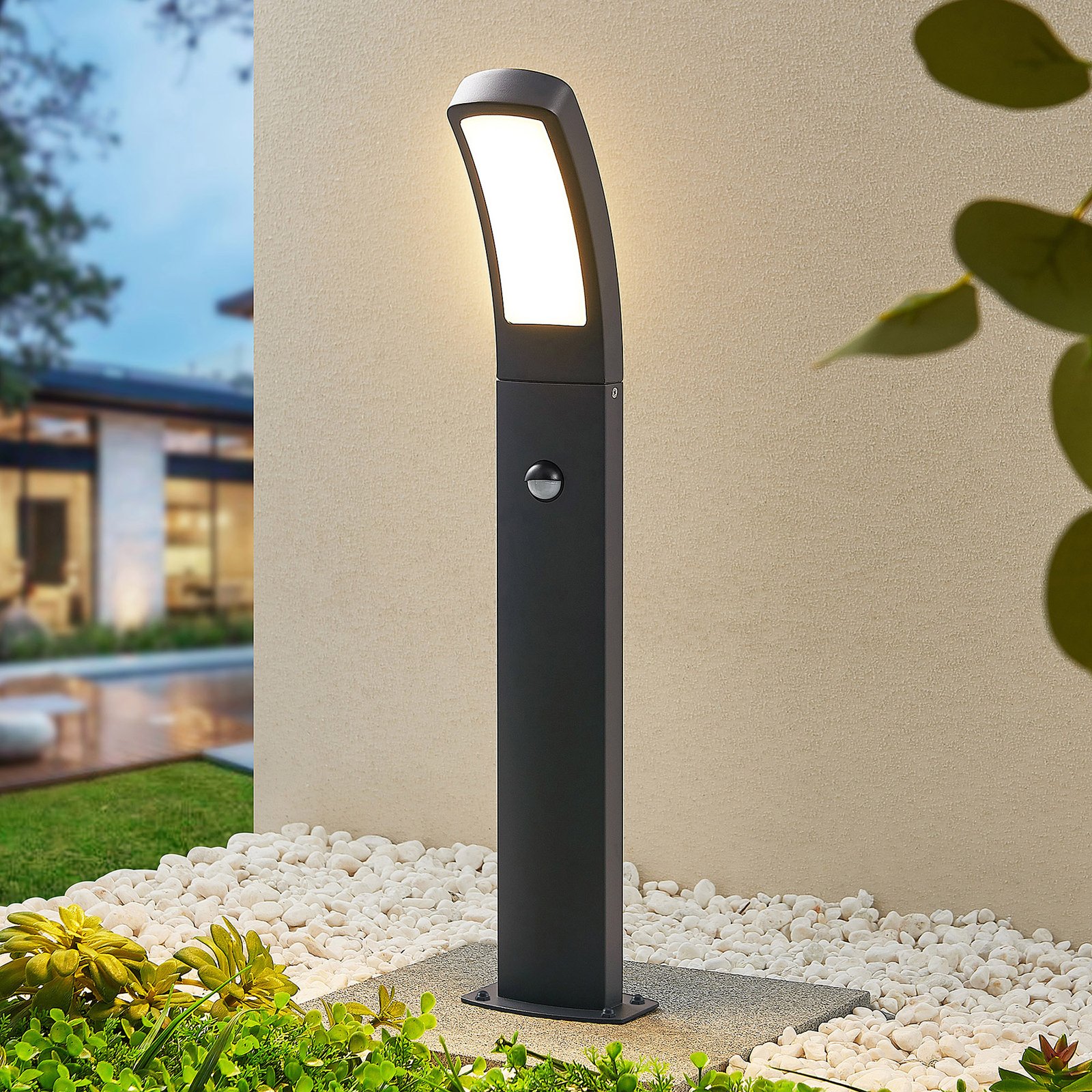 Lindby Moshe LED lábazati lámpa érzékelővel