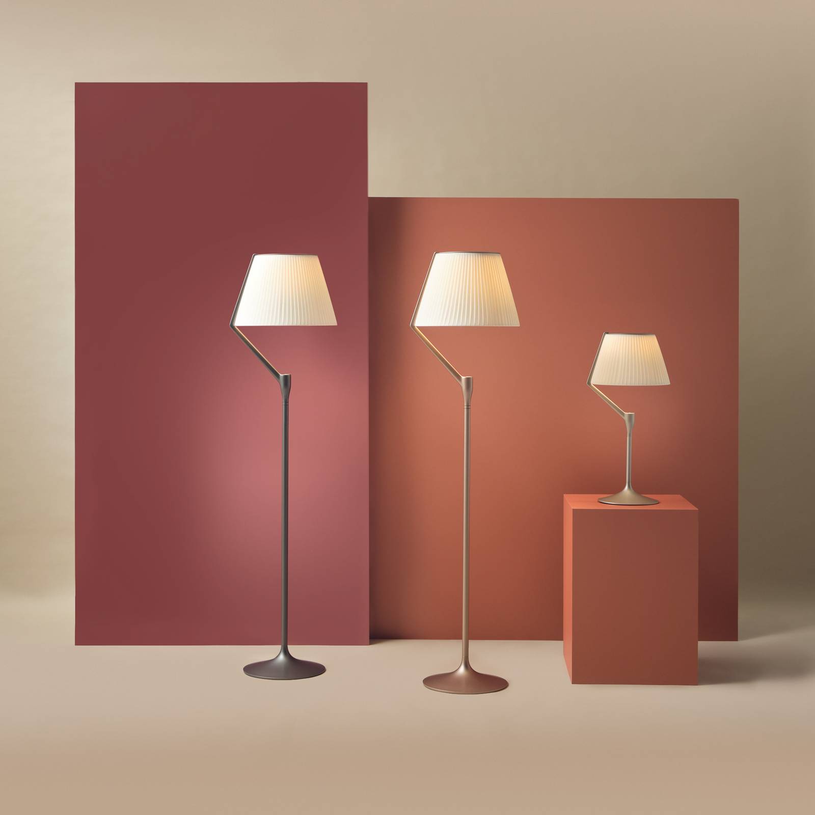 Lampa stołowa LED Angelo Stone firmy Kartell, w kolorze złotym, ściemniana