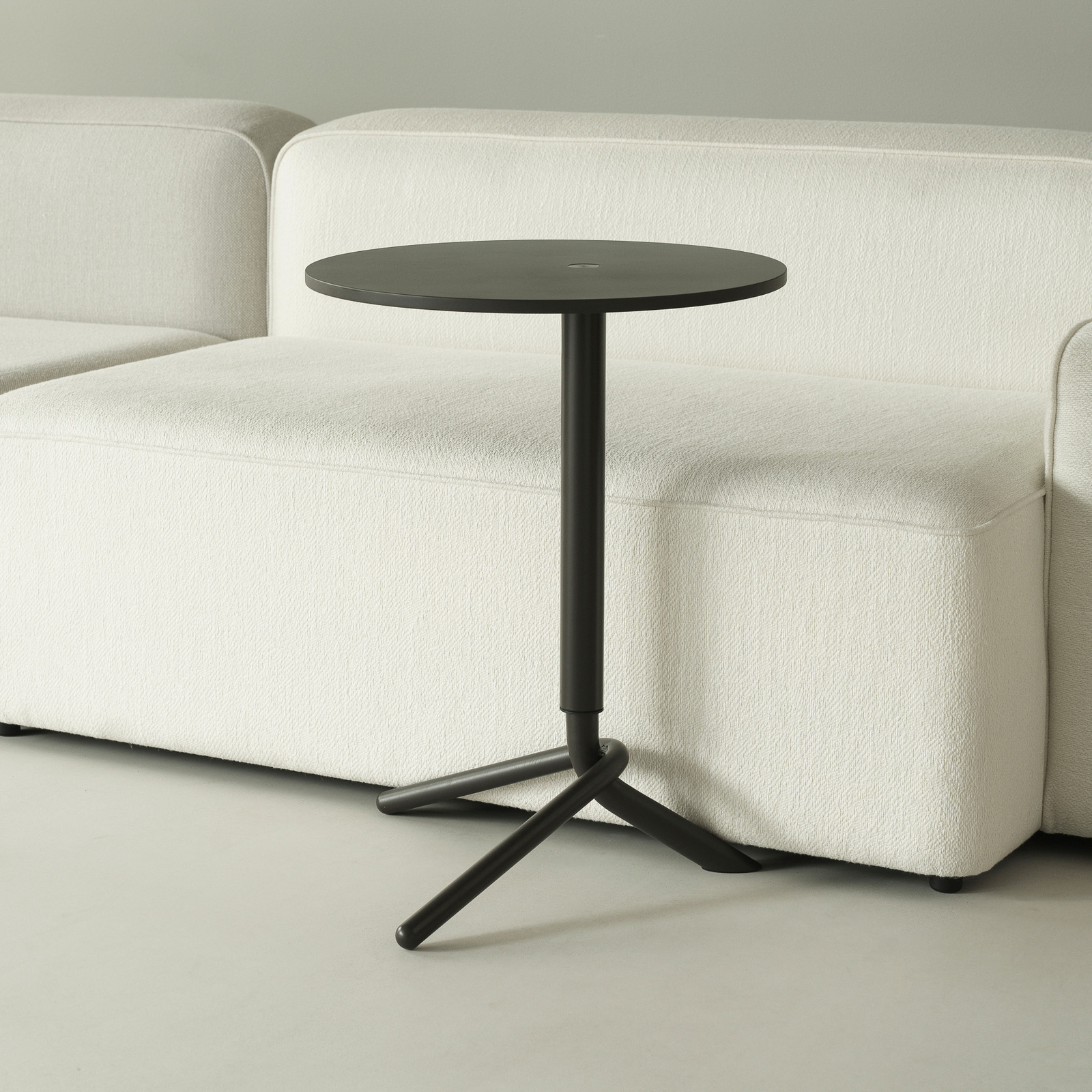 Sivupöytä Lift, tummanruskea, teräs, MDF, korkeus 56,5 cm – Normann Copenhagen Sivupöytä Lift, tummanruskea, teräs, MDF, korkeus 56,5 cm – Normann Copenhagen