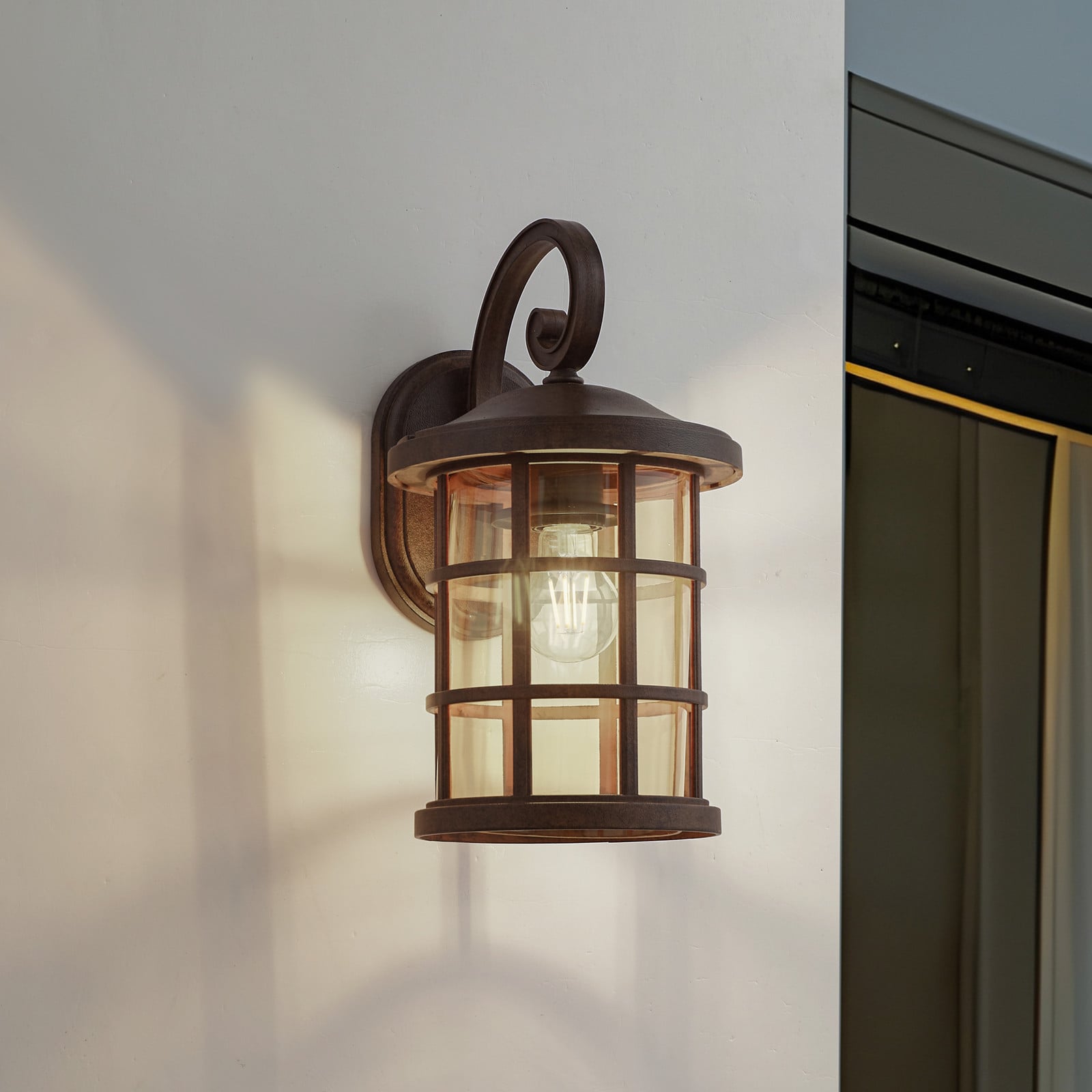 Ankea utomhusv&auml;gglampa, 37 cm, E27, rost/amber, IP23 Lindby - Terrass - Antik - Plast - Med en ljusk&auml;lla
