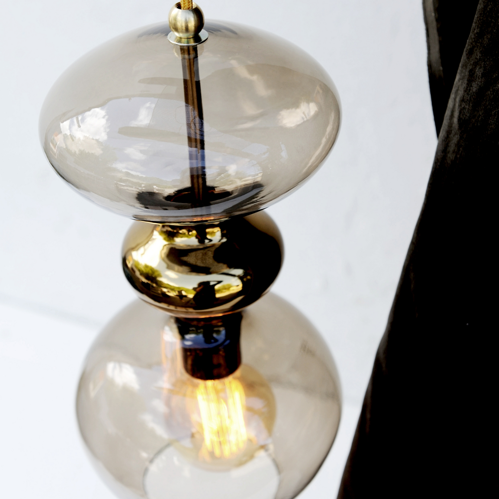 EBB & FLOW pendellampa Futura M, brun, glas, Ø 18 cm, E27