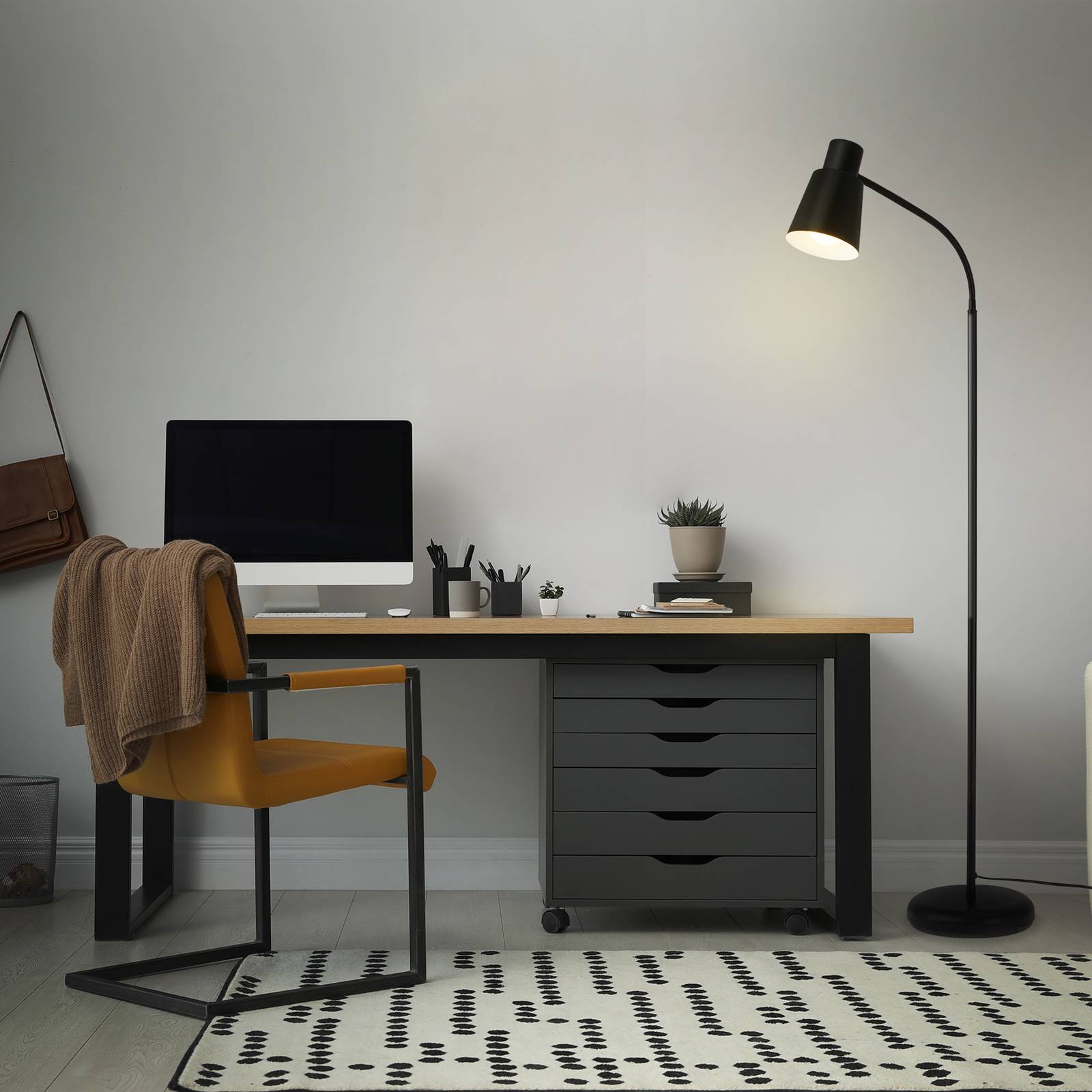 E-shop Kovová stojaca lampa 1474015 v čiernej farbe