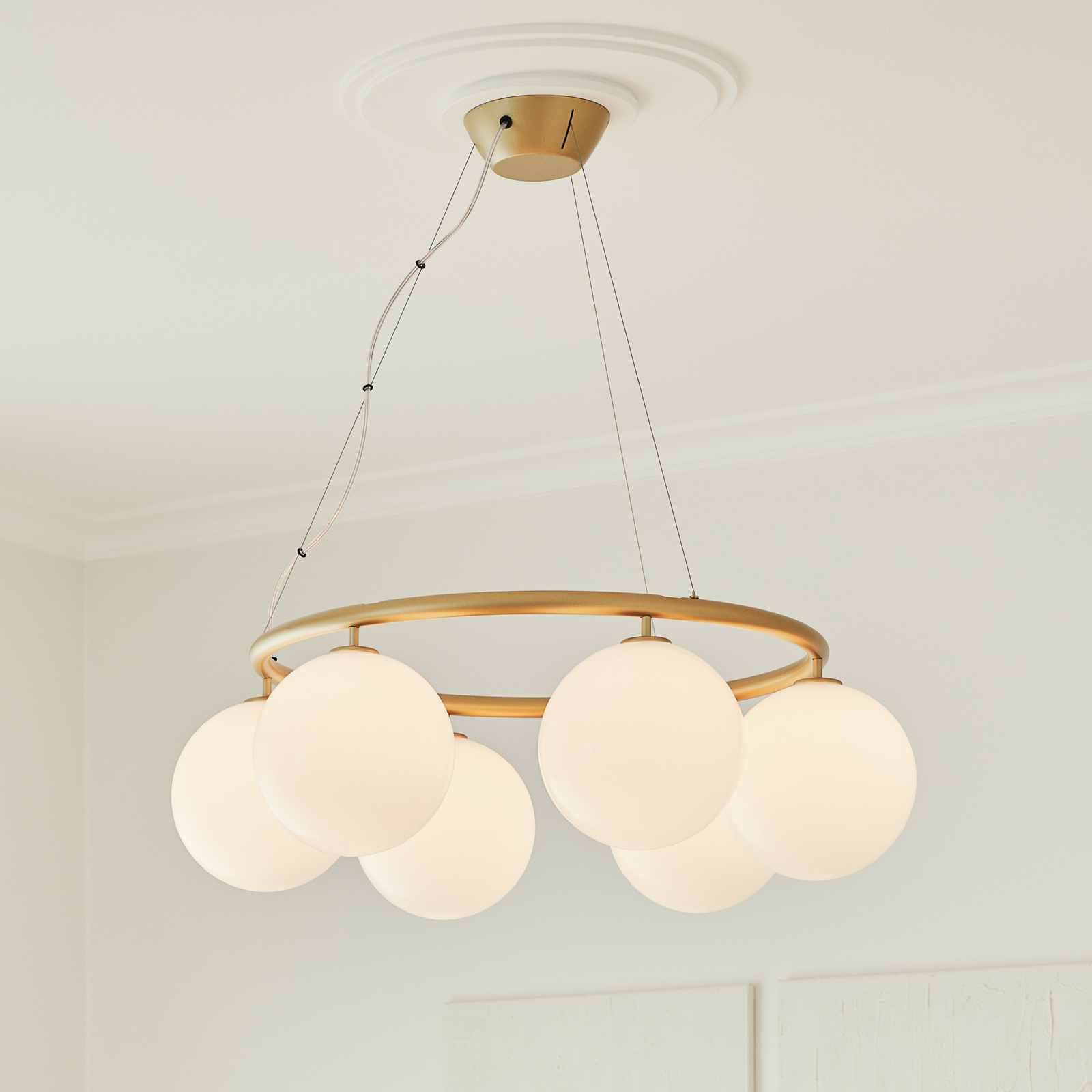 Miira 6 Circular ljuskrona, mässing/opal, Ø 80 cm - Nuura