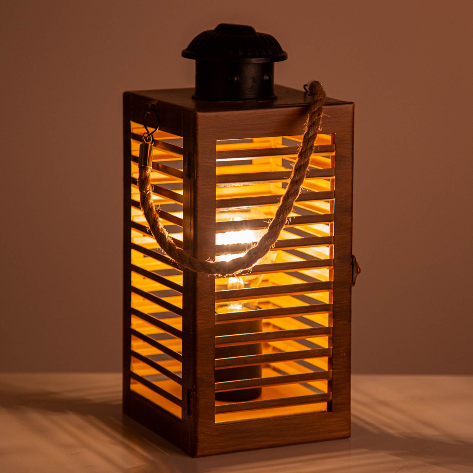 Namizna svetilka Wismar iz plastike v videzu lesa 29,5 cm
