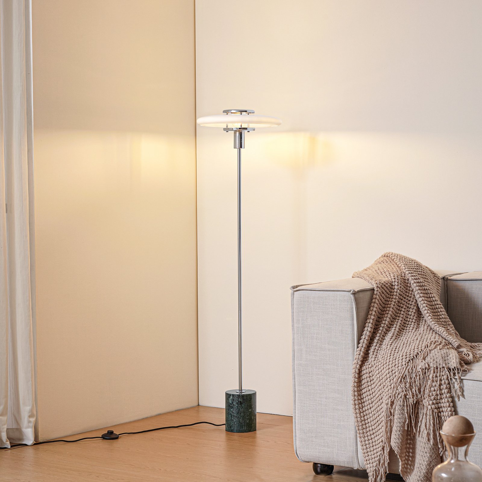 Lindby Stehleuchte Branford, 130 cm, weiß/grün, Glas/Marmor