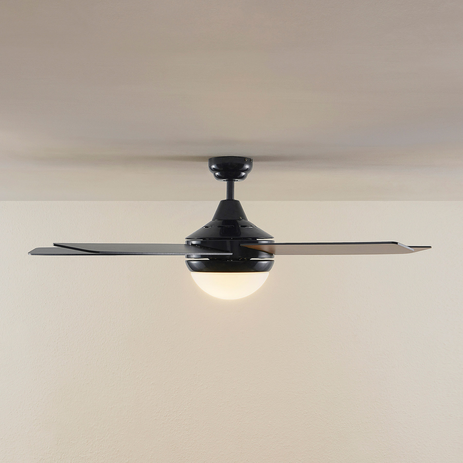 Stropný ventilátor Lindby s osvetlením Auraya, tichý, čierny