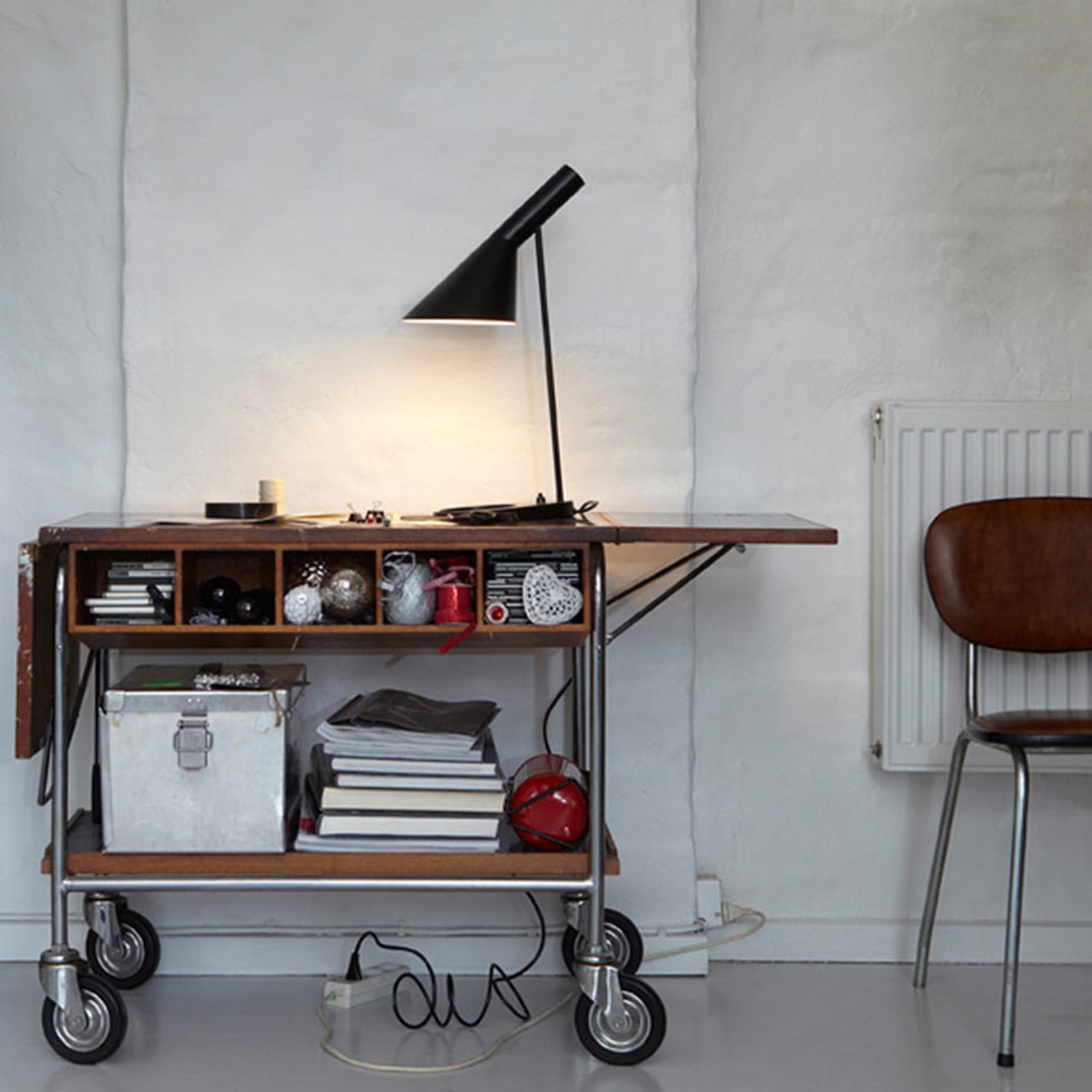 Louis Poulsen AJ–designerska lampa stołowa, czarna