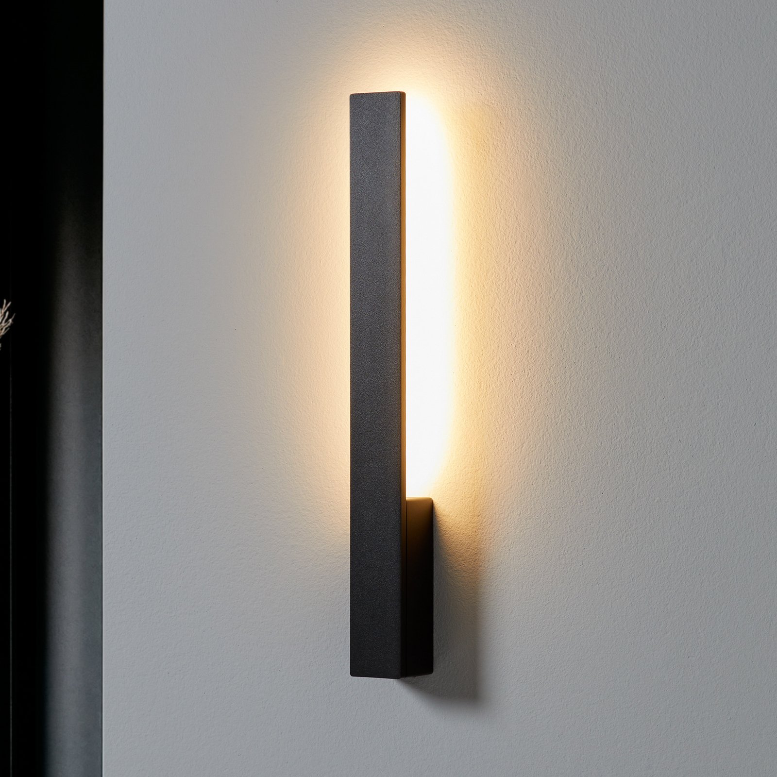 Arcchio Ivano LED sienas lampa, 42,5 cm, melna, metāls