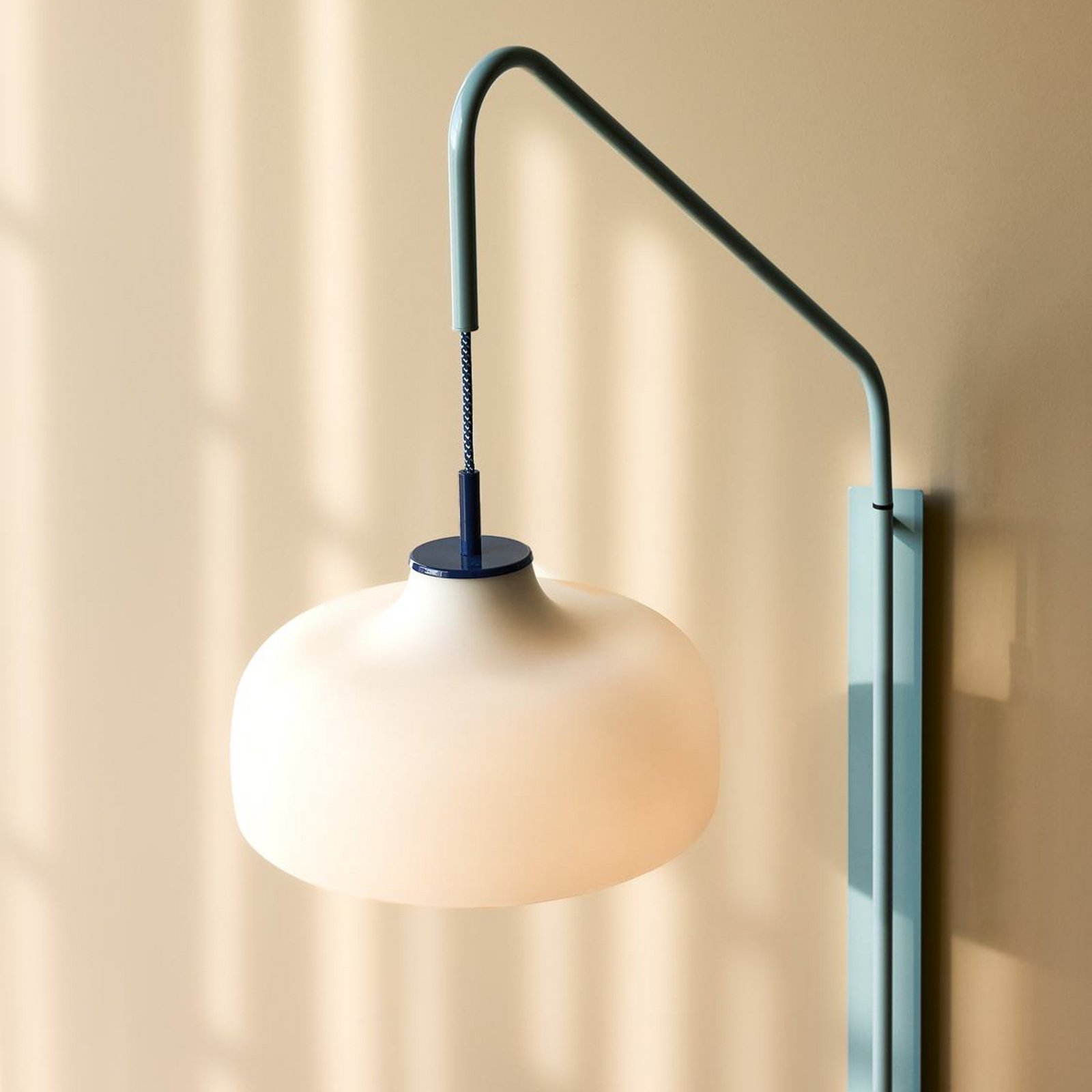 Applique murale HÜBSCH Current, bleu clair, portée 71 cm