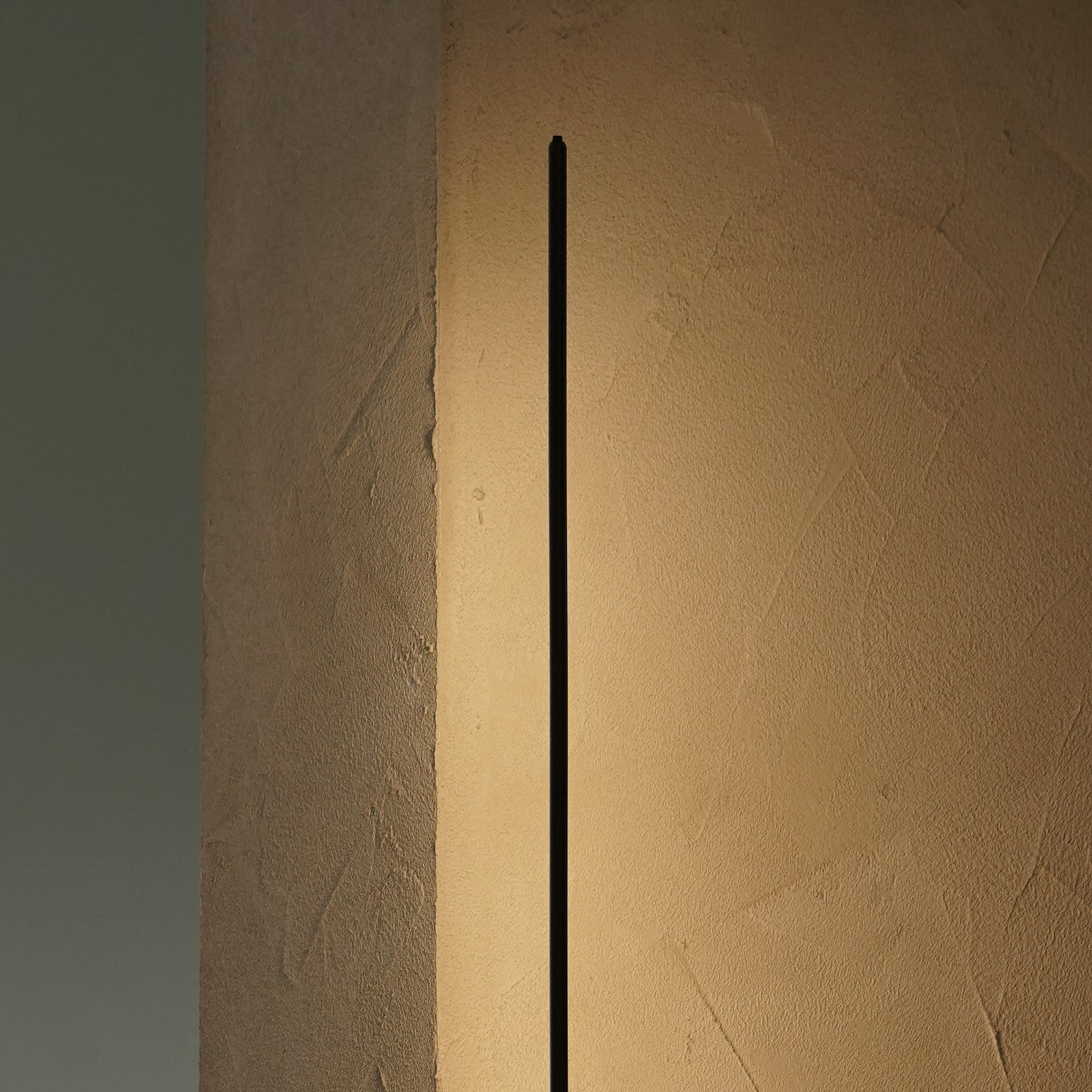 String F1 LED Stehleuchte Dim. Schwarz - Antidark String F1 LED Stehleuchte Dim. Schwarz - Antidark