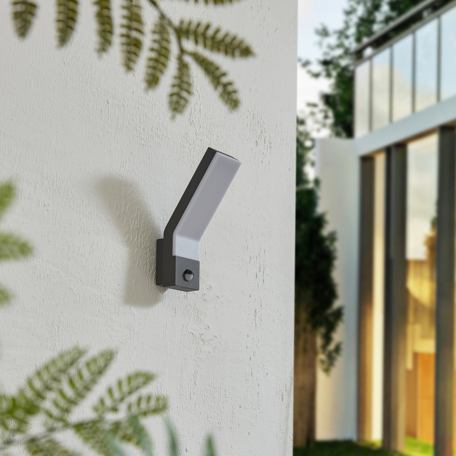 Lindby LED outdoor wall light Korvik, aluminium, dark grey, sensor