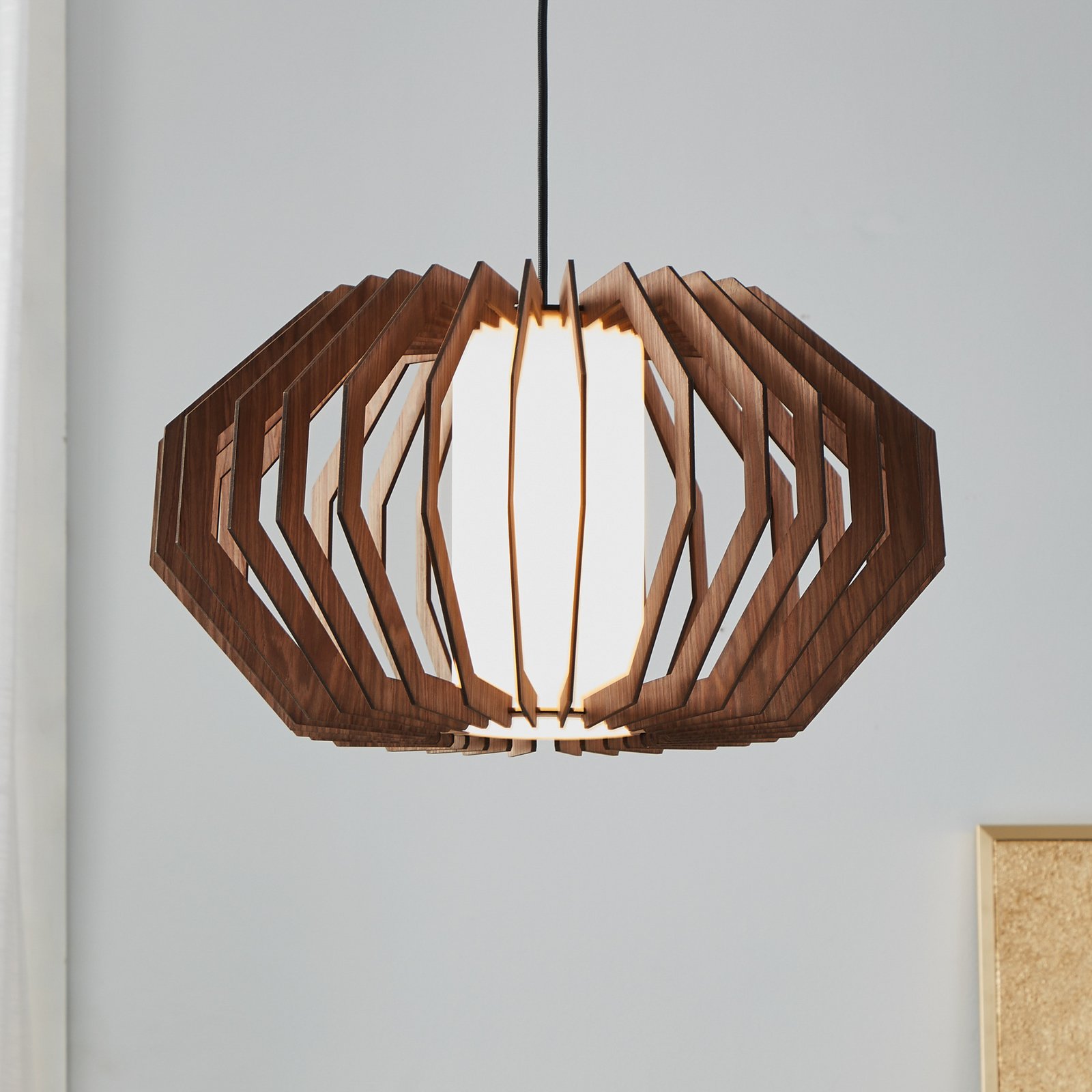 Żyrandol Rusticaria z drewnianymi rozpórkami