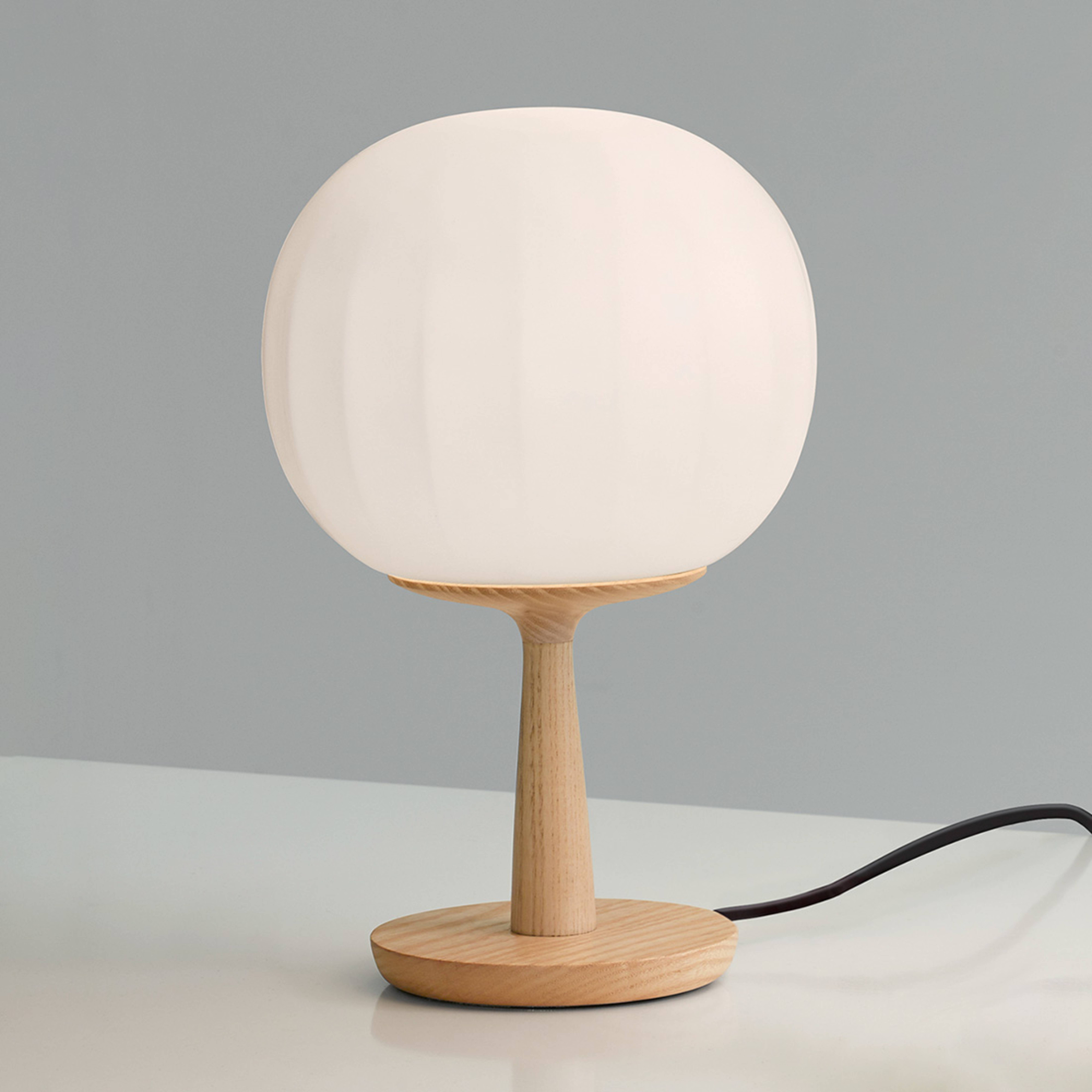 Luceplan lámpara de mesa Lita base de madera de fresno altura 28 cm