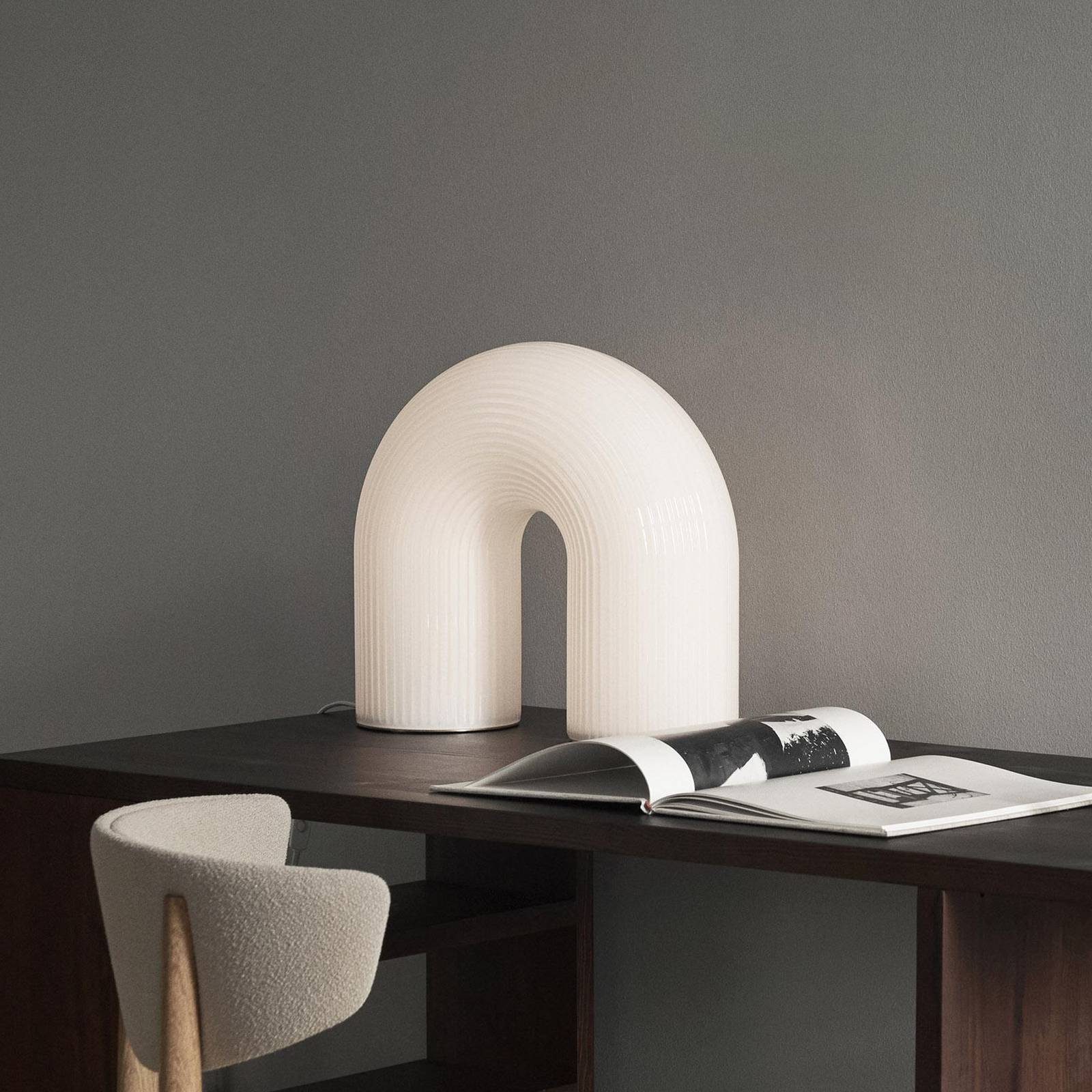 ferm LIVING Lampa stojąca LED Vuelta szkło 36 cm ściemniana