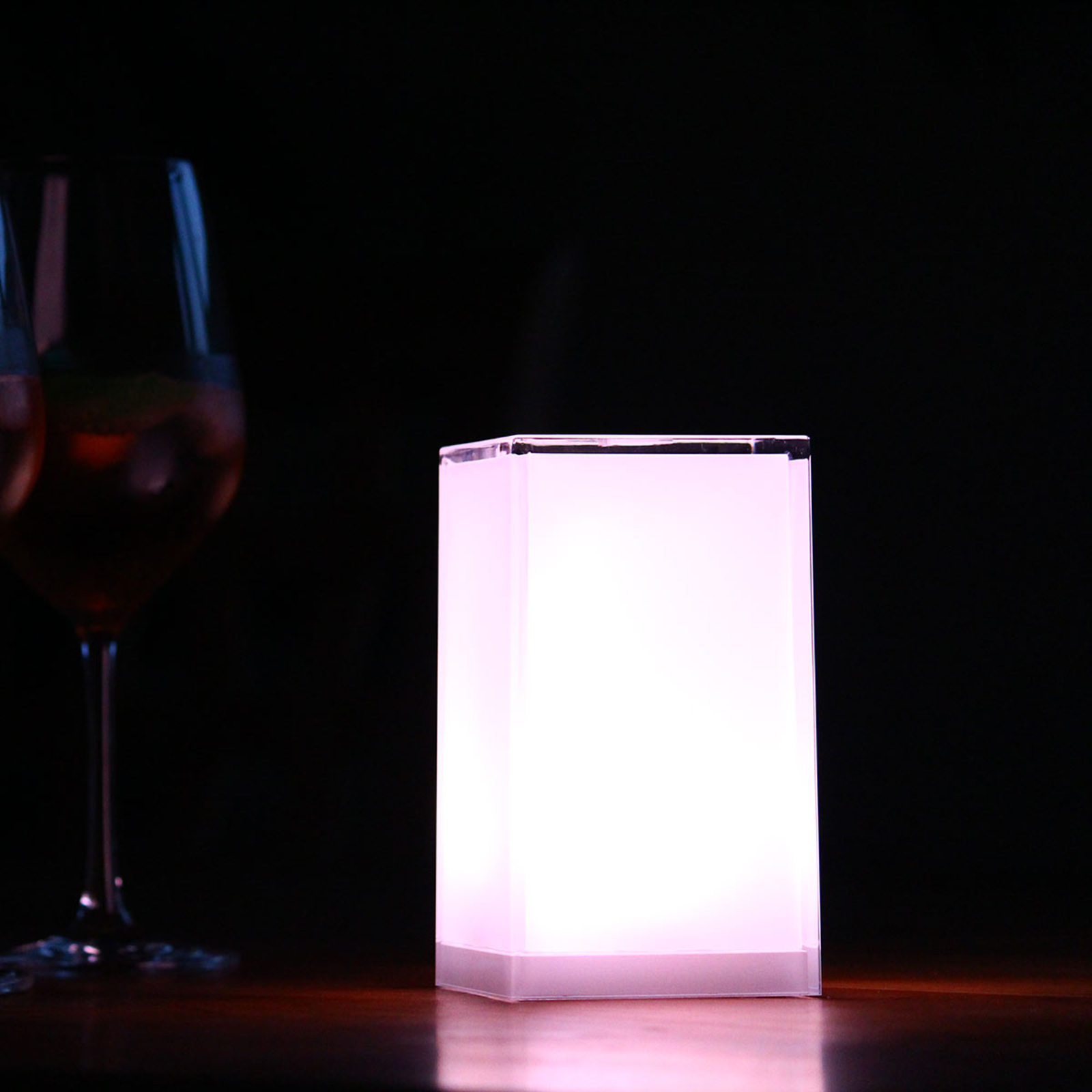 Prenosná stolová lampa Cub, ovládaná aplikáciou, RGBW