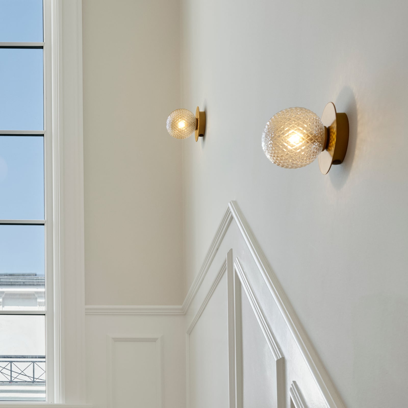 Nuura Wandleuchte Liila 1, IP44, Ø 14 cm, gold/klar