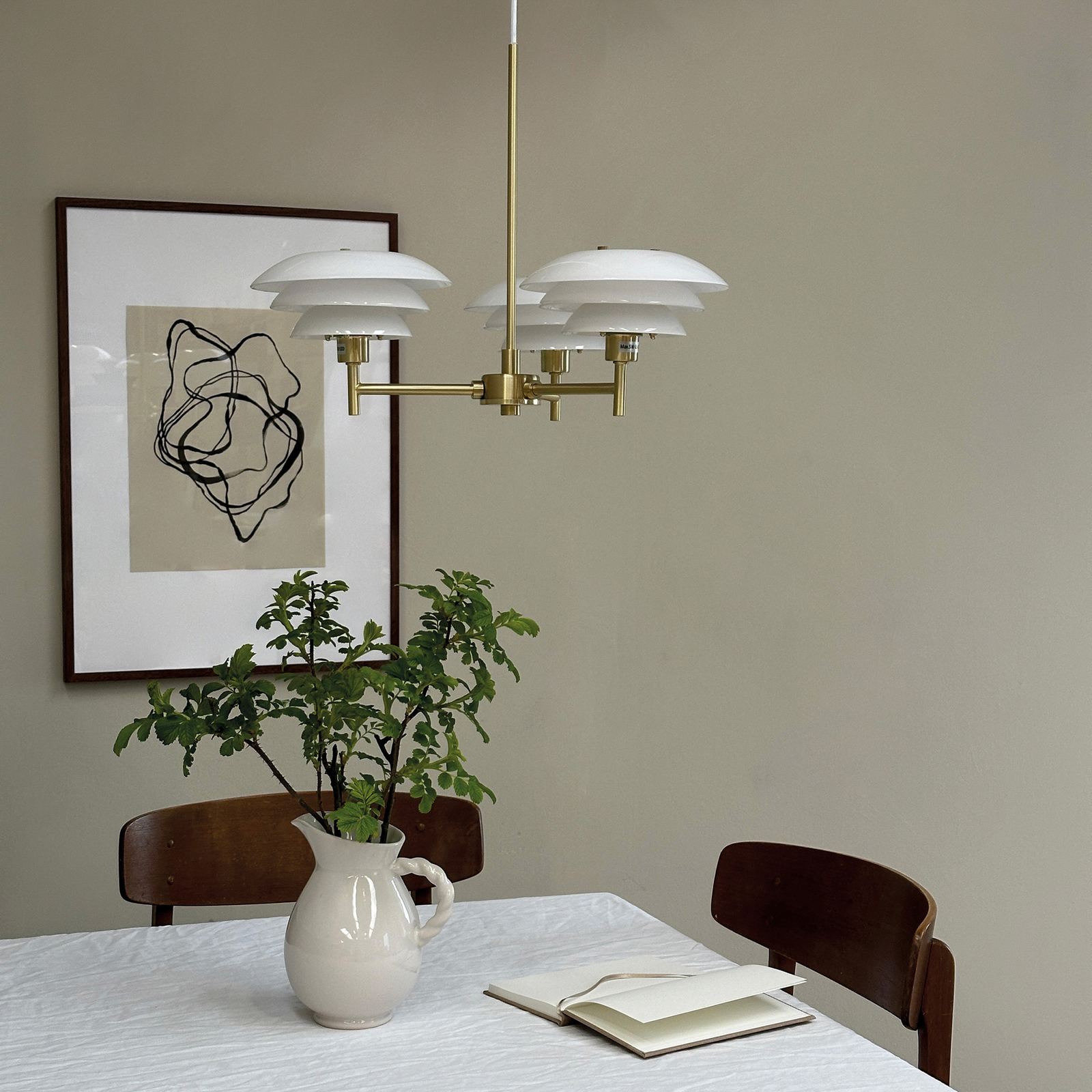 Lampadario DL20, opale/ottone, a 3 luci - Dyberg Larsen