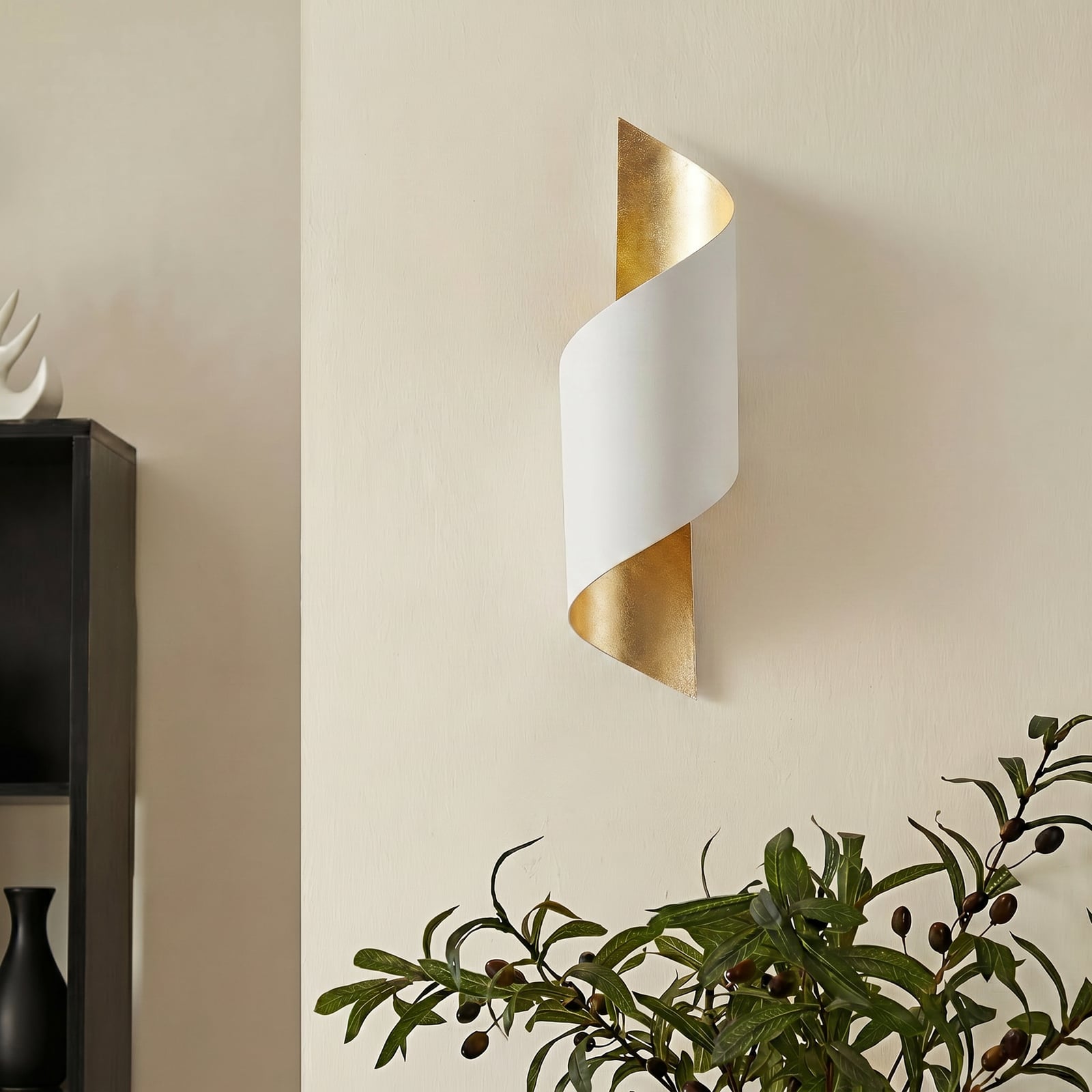 Nástěnné svítidlo Lindby Vanni, bílá/zlatá, kov, výška 52 cm
